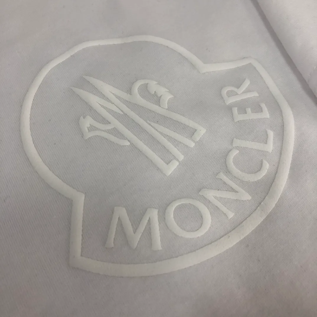 P160 Moncler 2025 new men's round neck short-sleeved couple T-shirt, new spring and summer product, high quality 🔥🔥Fashionable and versatile, customized imported fabrics, comfortable to wear, breathable, fashionable without losing personality, casual and casual upper body, handsome and stylish, showing the temperament of a big brand. All three standards are complete! ! Color: black white gray Size: S-XL (loose fit)