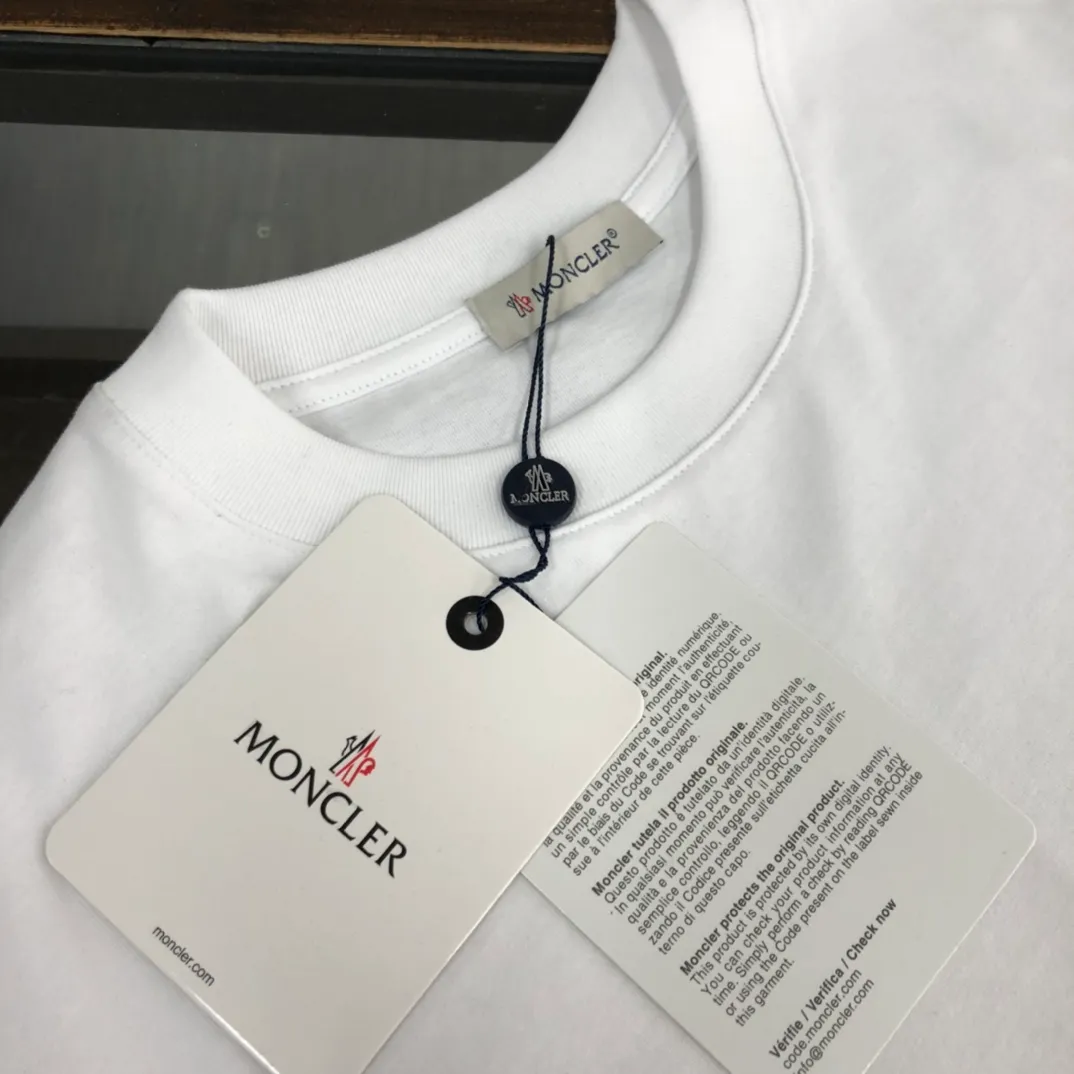 P160 Moncler 2025 new men's round neck short-sleeved couple T-shirt, new spring and summer product, high quality 🔥🔥Fashionable and versatile, customized imported fabrics, comfortable to wear, breathable, fashionable without losing personality, casual and casual upper body, handsome and stylish, showing the temperament of a big brand. All three standards are complete! ! Color: black white gray Size: S-XL (loose fit)