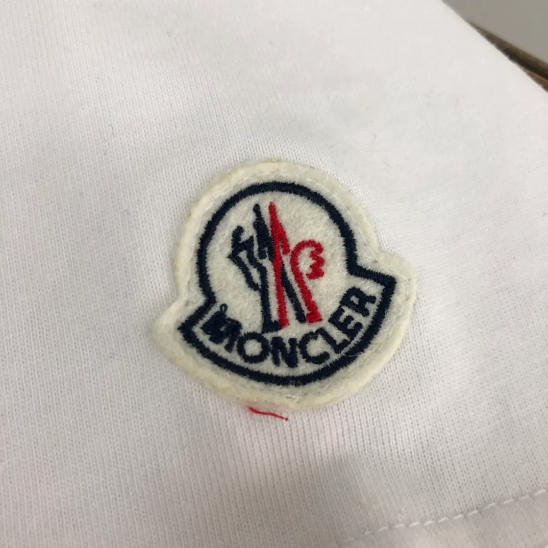 P160 Moncler 2025 new men's round neck short-sleeved couple T-shirt, new spring and summer product, high quality 🔥🔥Fashionable and versatile, customized imported fabrics, comfortable to wear, breathable, fashionable without losing personality, casual and casual upper body, handsome and stylish, showing the temperament of a big brand. All three standards are complete! ! Color: black white gray Size: S-XL (loose fit)