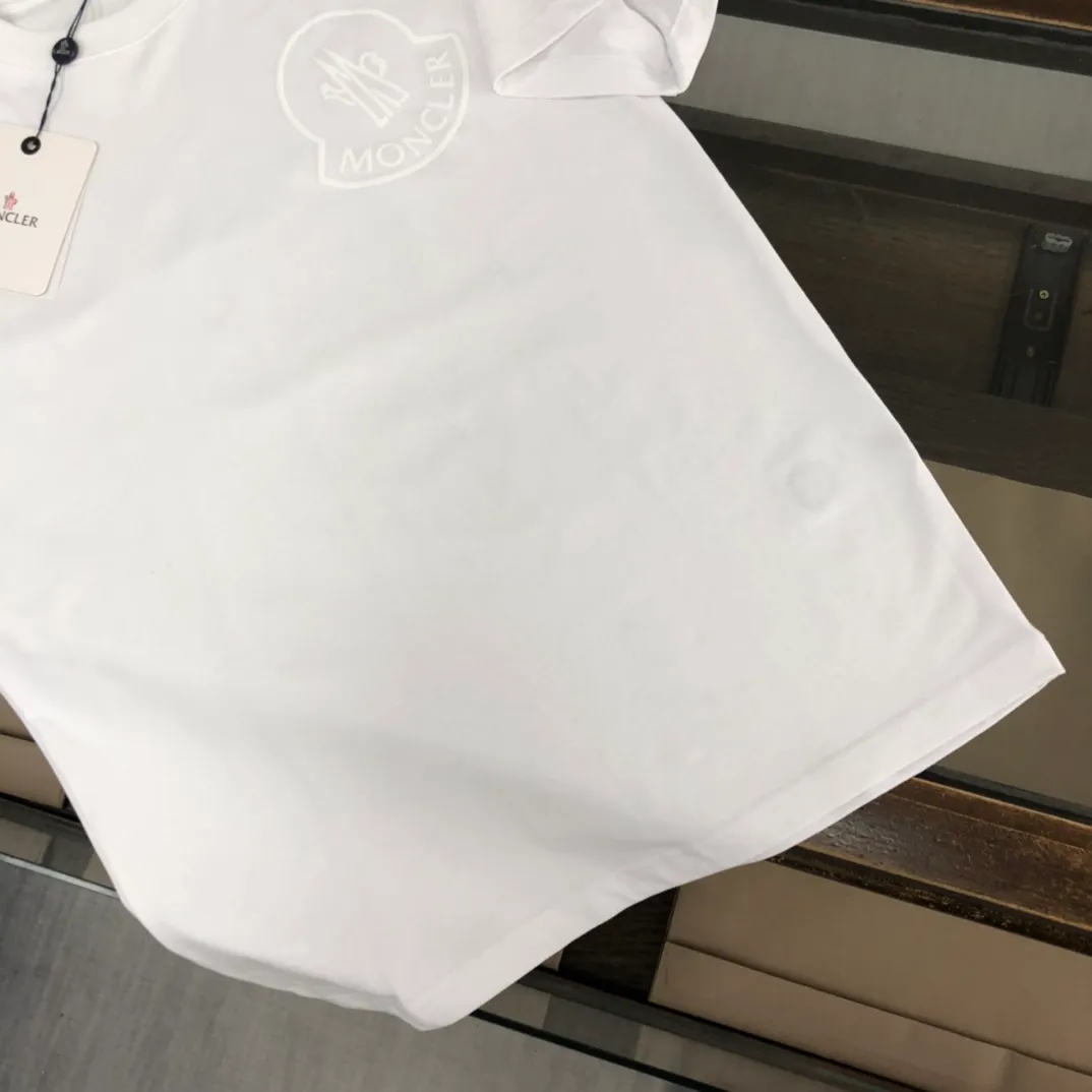 P160 Moncler 2025 new men's round neck short-sleeved couple T-shirt, new spring and summer product, high quality 🔥🔥Fashionable and versatile, customized imported fabrics, comfortable to wear, breathable, fashionable without losing personality, casual and casual upper body, handsome and stylish, showing the temperament of a big brand. All three standards are complete! ! Color: black white gray Size: S-XL (loose fit)