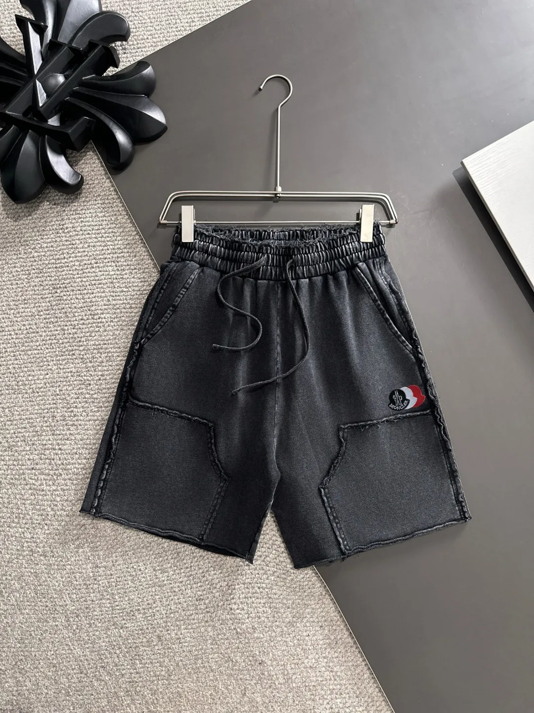 Next day shipment P300 High quality MONCLER/muzzle 2025 spring and summer new style high-definition elastic band casual solid color loose shorts, made with machines imported from Italy. The hem of the trousers is stitched with two needles. The stitching is fine and firm. The fabric is customized at the counter and has high breathability and comfort. The details are impeccable. The brand element design concept reflects high quality. It feels delicate and soft! It presents a casual cut and the upper body shape is great! Size: S-XXL