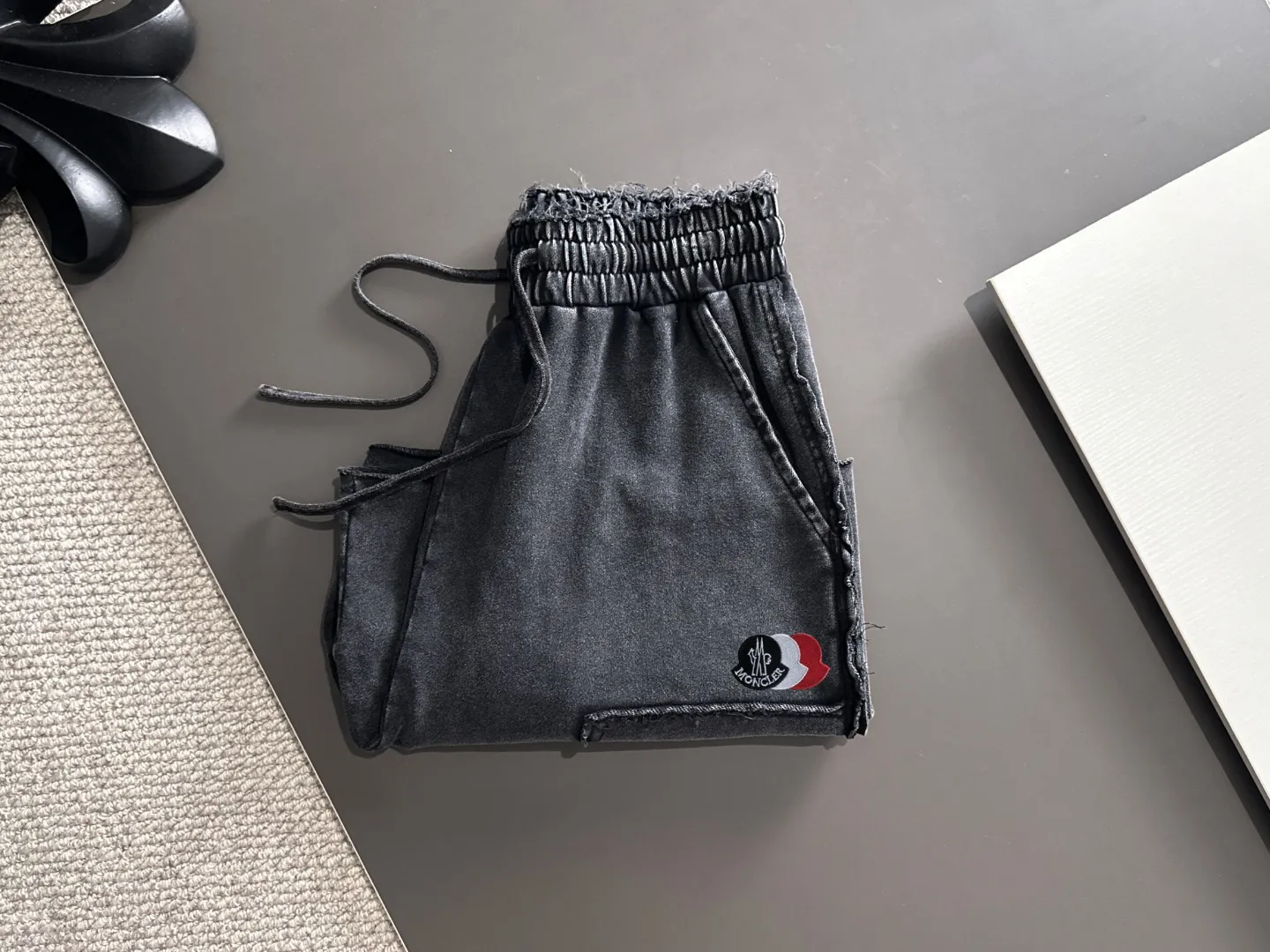 Next day shipment P300 High quality MONCLER/muzzle 2025 spring and summer new style high-definition elastic band casual solid color loose shorts, made with machines imported from Italy. The hem of the trousers is stitched with two needles. The stitching is fine and firm. The fabric is customized at the counter and has high breathability and comfort. The details are impeccable. The brand element design concept reflects high quality. It feels delicate and soft! It presents a casual cut and the upper body shape is great! Size: S-XXL