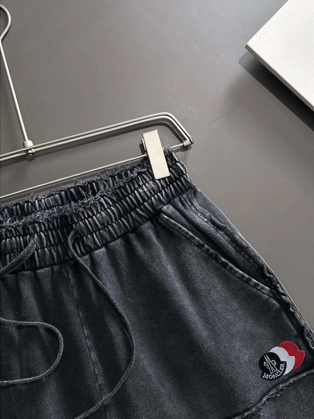 Next day shipment P300 High quality MONCLER/muzzle 2025 spring and summer new style high-definition elastic band casual solid color loose shorts, made with machines imported from Italy. The hem of the trousers is stitched with two needles. The stitching is fine and firm. The fabric is customized at the counter and has high breathability and comfort. The details are impeccable. The brand element design concept reflects high quality. It feels delicate and soft! It presents a casual cut and the upper body shape is great! Size: S-XXL