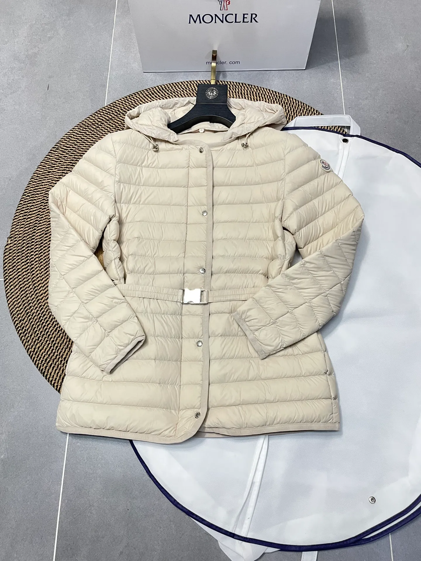 P720 2024 season new arrival 23Moncler OREDON women's mid-length slim belted goose down jacket. ✨Complete three standards, synchronized with counters ✨90 goose down filling ✨Slim-fitting design of the belt, not picky Sizes 0-3
