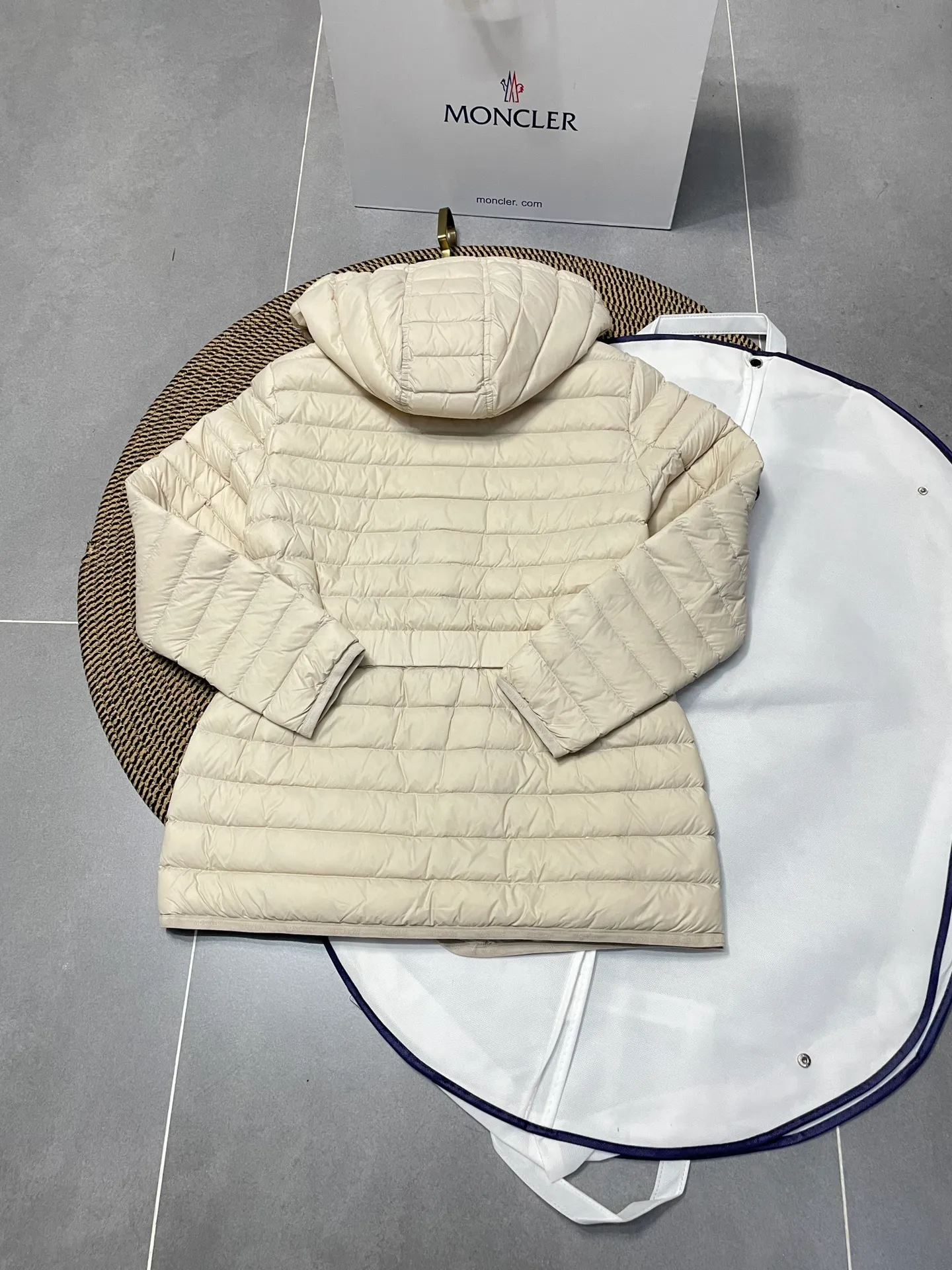 P720 2024 season new arrival 23Moncler OREDON women's mid-length slim belted goose down jacket. ✨Complete three standards, synchronized with counters ✨90 goose down filling ✨Slim-fitting design of the belt, not picky Sizes 0-3