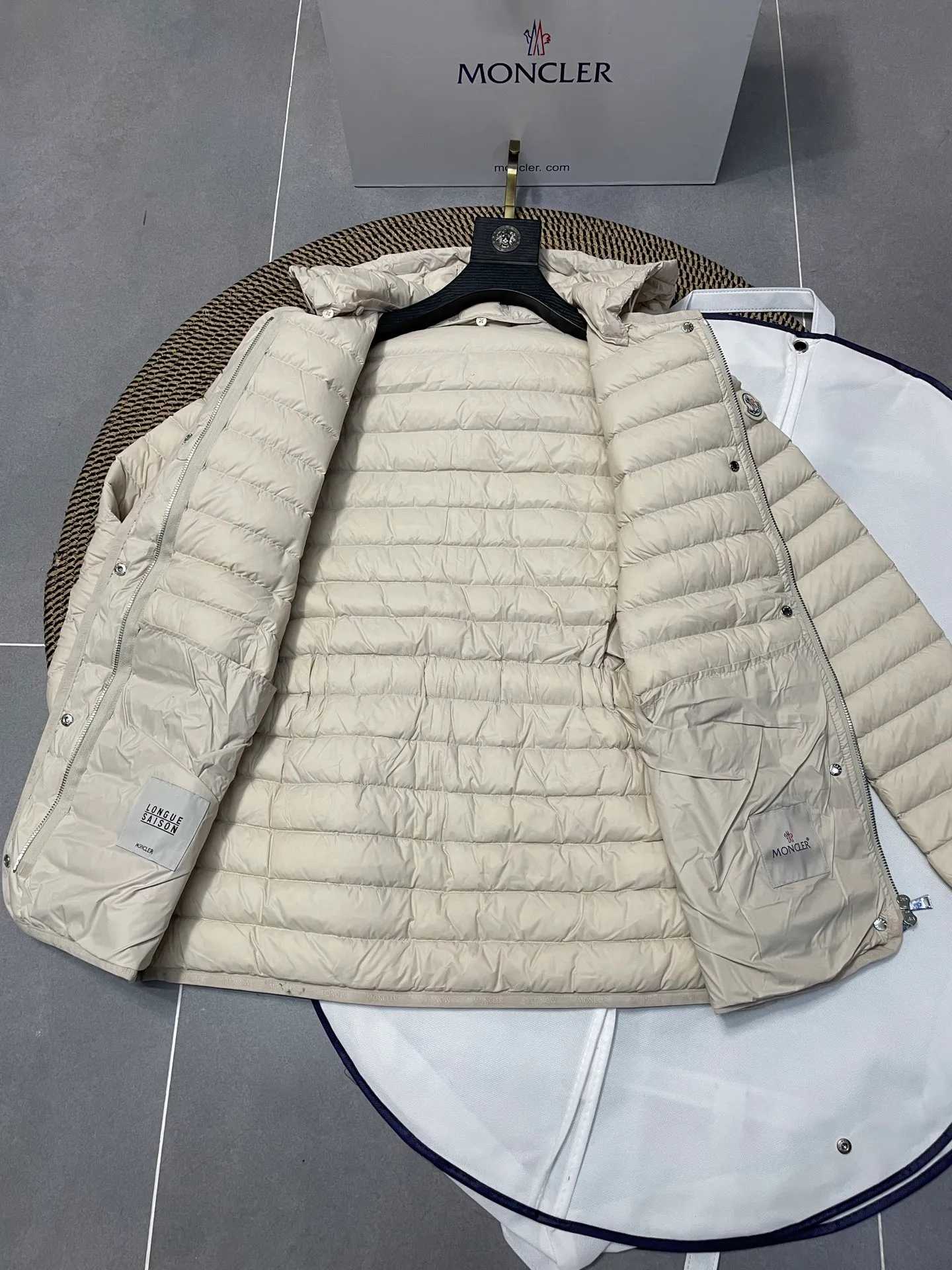 P720 2024 season new arrival 23Moncler OREDON women's mid-length slim belted goose down jacket. ✨Complete three standards, synchronized with counters ✨90 goose down filling ✨Slim-fitting design of the belt, not picky Sizes 0-3