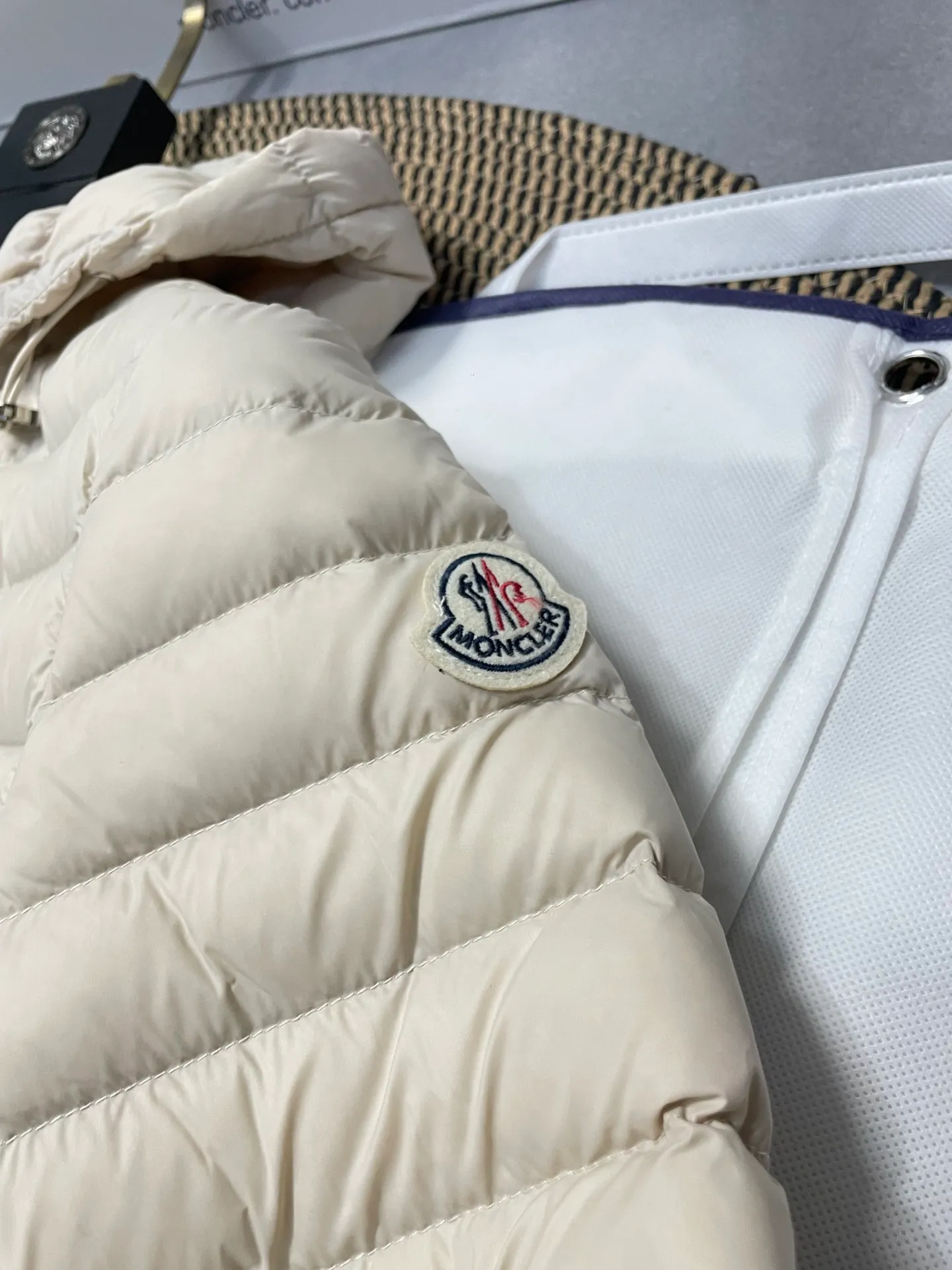 P720 2024 season new arrival 23Moncler OREDON women's mid-length slim belted goose down jacket. ✨Complete three standards, synchronized with counters ✨90 goose down filling ✨Slim-fitting design of the belt, not picky Sizes 0-3