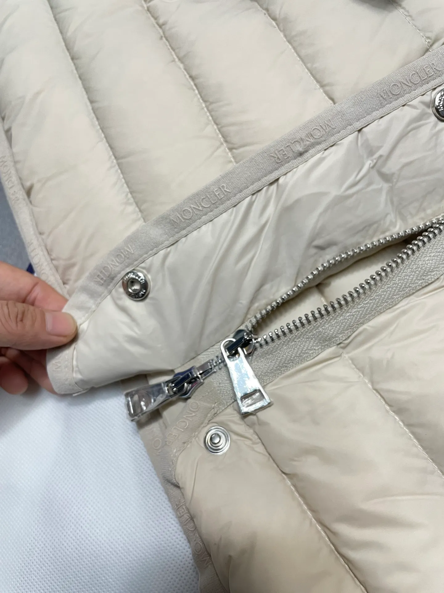 P720 2024 season new arrival 23Moncler OREDON women's mid-length slim belted goose down jacket. ✨Complete three standards, synchronized with counters ✨90 goose down filling ✨Slim-fitting design of the belt, not picky Sizes 0-3