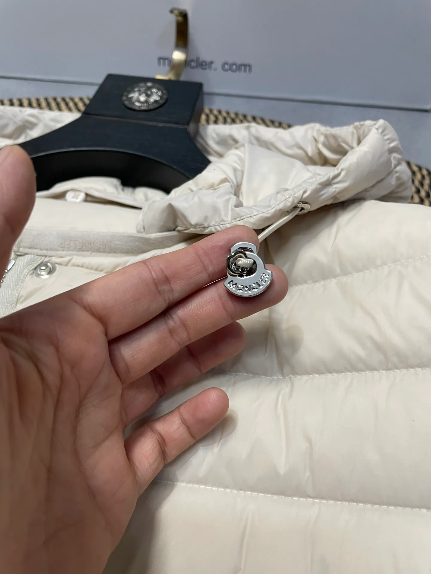 P720 2024 season new arrival 23Moncler OREDON women's mid-length slim belted goose down jacket. ✨Complete three standards, synchronized with counters ✨90 goose down filling ✨Slim-fitting design of the belt, not picky Sizes 0-3