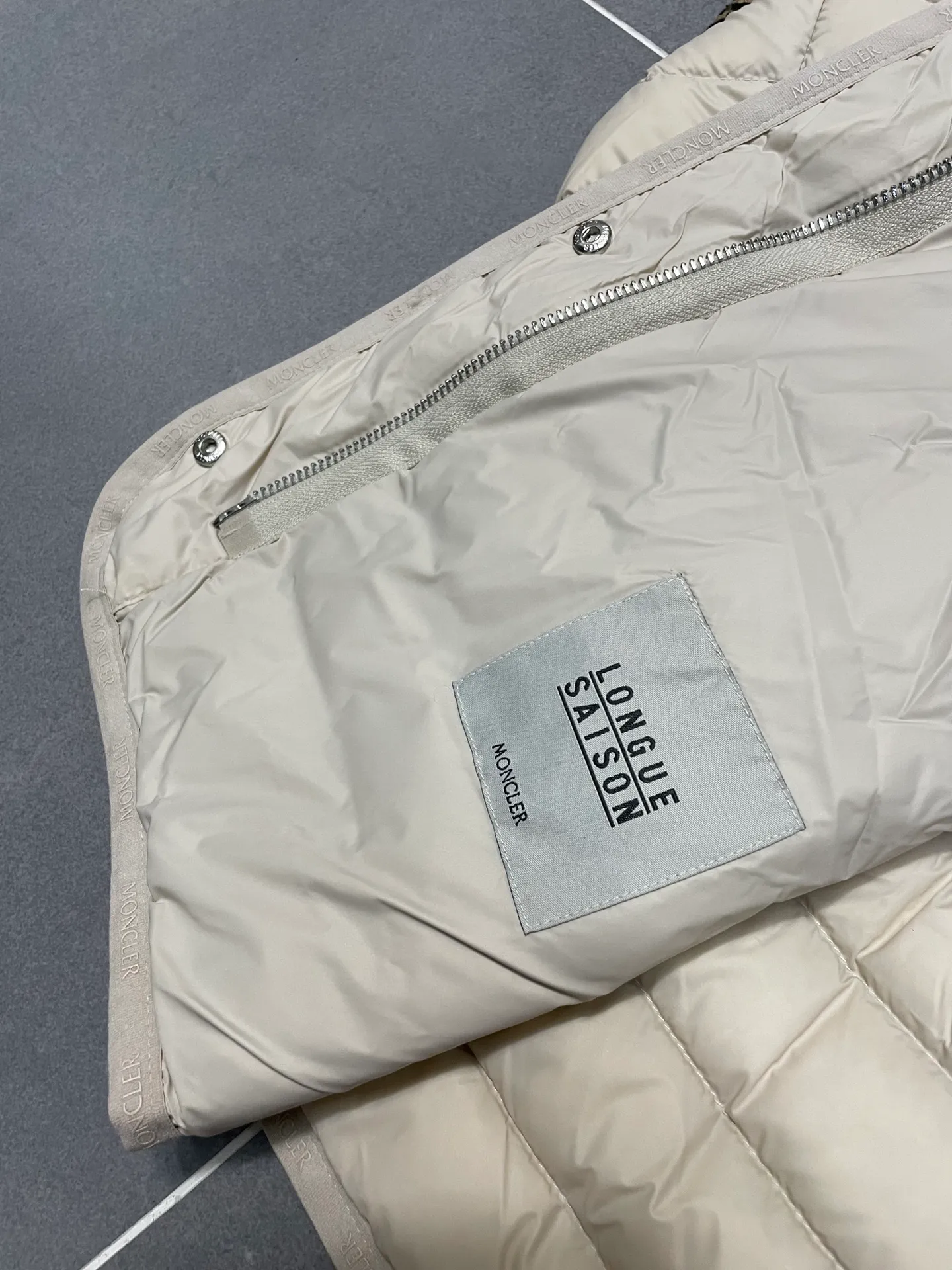 P720 2024 season new arrival 23Moncler OREDON women's mid-length slim belted goose down jacket. ✨Complete three standards, synchronized with counters ✨90 goose down filling ✨Slim-fitting design of the belt, not picky Sizes 0-3