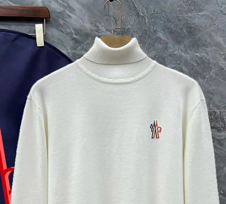 P220 Moncler, complete with 3 marks for the mouth, logo embroidered turtleneck sweater, fine wool blended sweater, high-end custom-made series for men and women, belongs to the brand's high-end main line, patented top-grade yarn blending, uses innovation to interpret conventional styles, and the fabric configuration is subversive. The details are remarkable. The most anticipated sweater in the winter of 23, full of high-end sense. Outflowed from the brand's designated Zhejiang processing factory, very cost-effective, and the quality of Meri wool yarn is excellent. It feels super soft, delicate, soft, non-pilling and does not deform. It is available at all major counters at the same time. It is a must-have product every year. The product seems simple, the process is extremely complicated, and the upper body is not picky. The upper body is extremely skin-friendly and comfortable. It can be worn close to the body with an outer jacket or as an outer layer. Color: Black White Size: M L XL 2XL 3XL