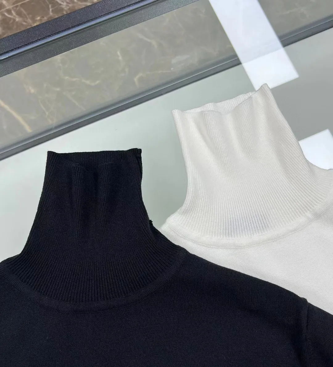P220 Moncler, complete with 3 marks for the mouth, logo embroidered turtleneck sweater, fine wool blended sweater, high-end custom-made series for men and women, belongs to the brand's high-end main line, patented top-grade yarn blending, uses innovation to interpret conventional styles, and the fabric configuration is subversive. The details are remarkable. The most anticipated sweater in the winter of 23, full of high-end sense. Outflowed from the brand's designated Zhejiang processing factory, very cost-effective, and the quality of Meri wool yarn is excellent. It feels super soft, delicate, soft, non-pilling and does not deform. It is available at all major counters at the same time. It is a must-have product every year. The product seems simple, the process is extremely complicated, and the upper body is not picky. The upper body is extremely skin-friendly and comfortable. It can be worn close to the body with an outer jacket or as an outer layer. Color: Black White Size: M L XL 2XL 3XL