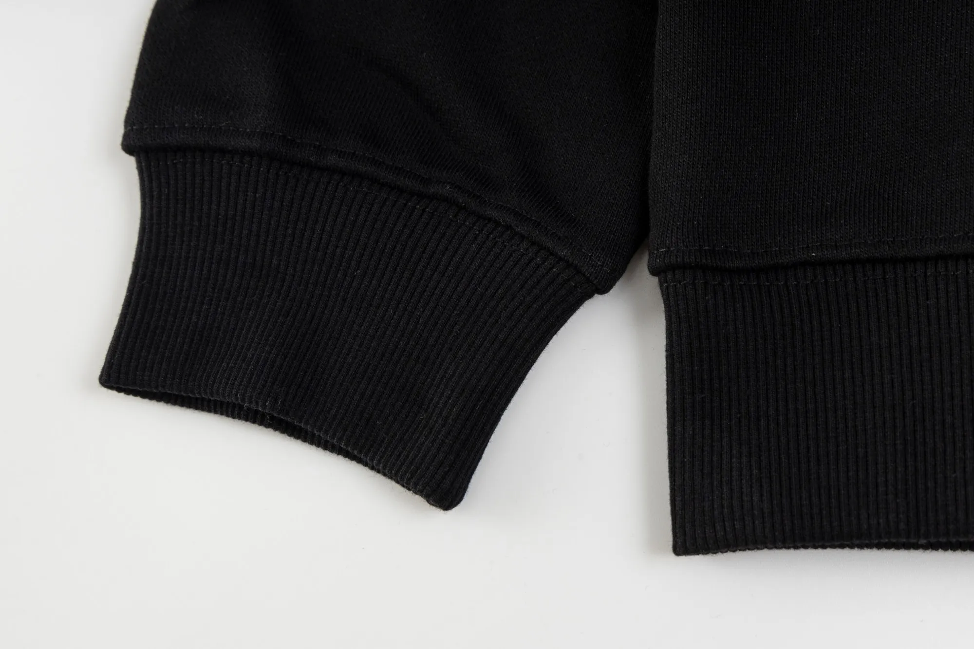 P220 model number SL213 MONCLER masked flocked letter small label round neck sweatshirt, black and hidden two colors, the fabric is made of 400g terry, high weight 95 cotton 5 hydrogen fiber 1×1 double yarn, it will not deform after washing for a lifetime, the same style for men and women, the official website details are the same, full set of packaging, complete three labels, moisture-proof paper, different market currency, feel free to compare OS version, can wear up to 220 pounds without pressure, the upper body is comfortable and stylish, color: black, hidden Size: S-XL
