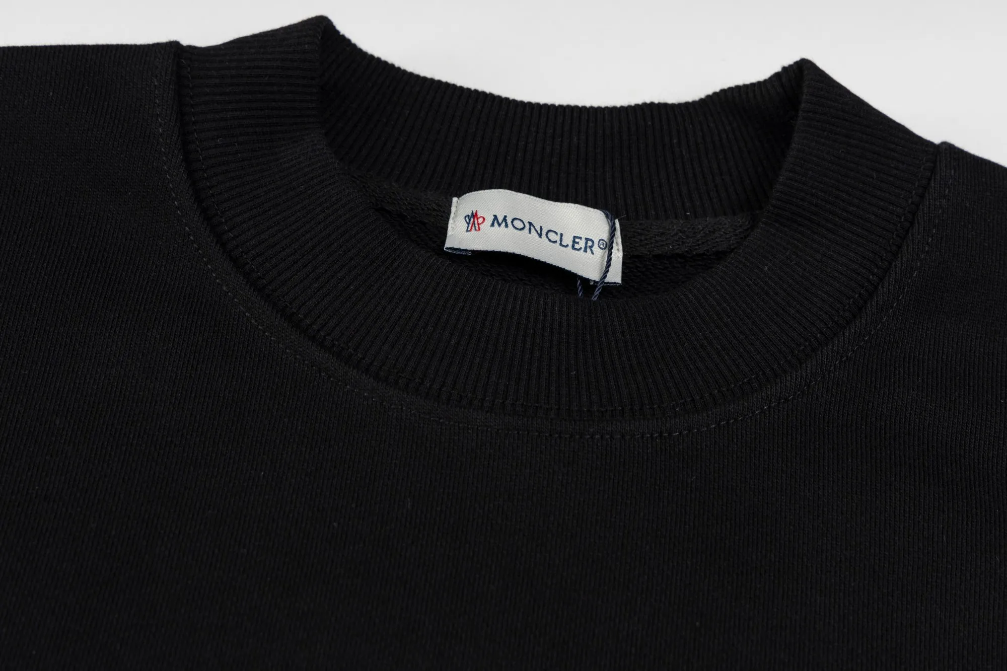 P220 model number SL213 MONCLER masked flocked letter small label round neck sweatshirt, black and hidden two colors, the fabric is made of 400g terry, high weight 95 cotton 5 hydrogen fiber 1×1 double yarn, it will not deform after washing for a lifetime, the same style for men and women, the official website details are the same, full set of packaging, complete three labels, moisture-proof paper, different market currency, feel free to compare OS version, can wear up to 220 pounds without pressure, the upper body is comfortable and stylish, color: black, hidden Size: S-XL