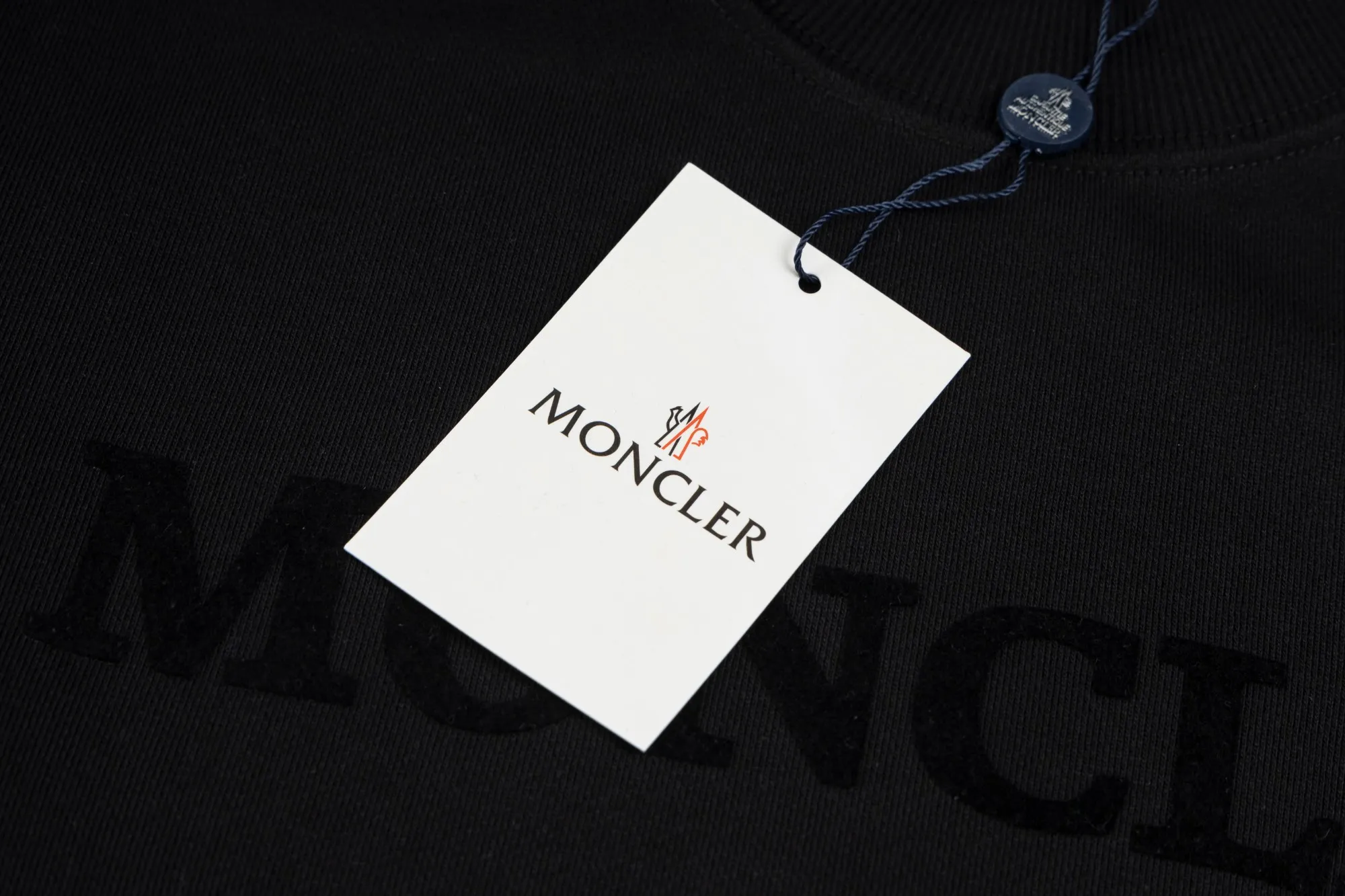 P220 model number SL213 MONCLER masked flocked letter small label round neck sweatshirt, black and hidden two colors, the fabric is made of 400g terry, high weight 95 cotton 5 hydrogen fiber 1×1 double yarn, it will not deform after washing for a lifetime, the same style for men and women, the official website details are the same, full set of packaging, complete three labels, moisture-proof paper, different market currency, feel free to compare OS version, can wear up to 220 pounds without pressure, the upper body is comfortable and stylish, color: black, hidden Size: S-XL