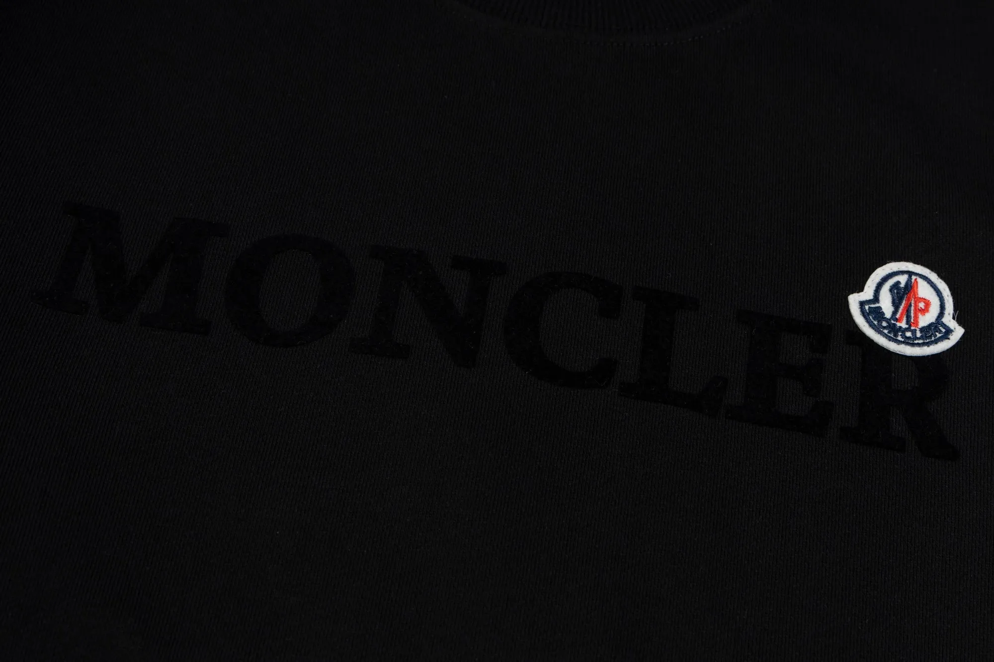 P220 model number SL213 MONCLER masked flocked letter small label round neck sweatshirt, black and hidden two colors, the fabric is made of 400g terry, high weight 95 cotton 5 hydrogen fiber 1×1 double yarn, it will not deform after washing for a lifetime, the same style for men and women, the official website details are the same, full set of packaging, complete three labels, moisture-proof paper, different market currency, feel free to compare OS version, can wear up to 220 pounds without pressure, the upper body is comfortable and stylish, color: black, hidden Size: S-XL
