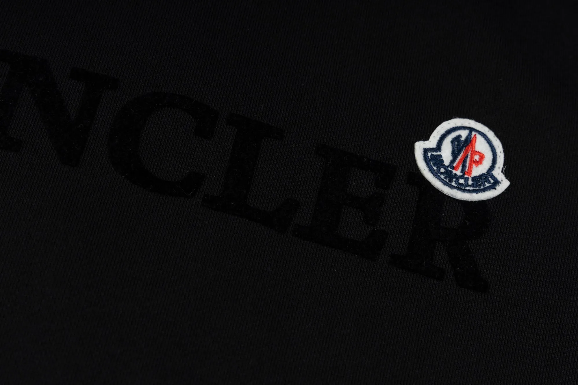 P220 model number SL213 MONCLER masked flocked letter small label round neck sweatshirt, black and hidden two colors, the fabric is made of 400g terry, high weight 95 cotton 5 hydrogen fiber 1×1 double yarn, it will not deform after washing for a lifetime, the same style for men and women, the official website details are the same, full set of packaging, complete three labels, moisture-proof paper, different market currency, feel free to compare OS version, can wear up to 220 pounds without pressure, the upper body is comfortable and stylish, color: black, hidden Size: S-XL