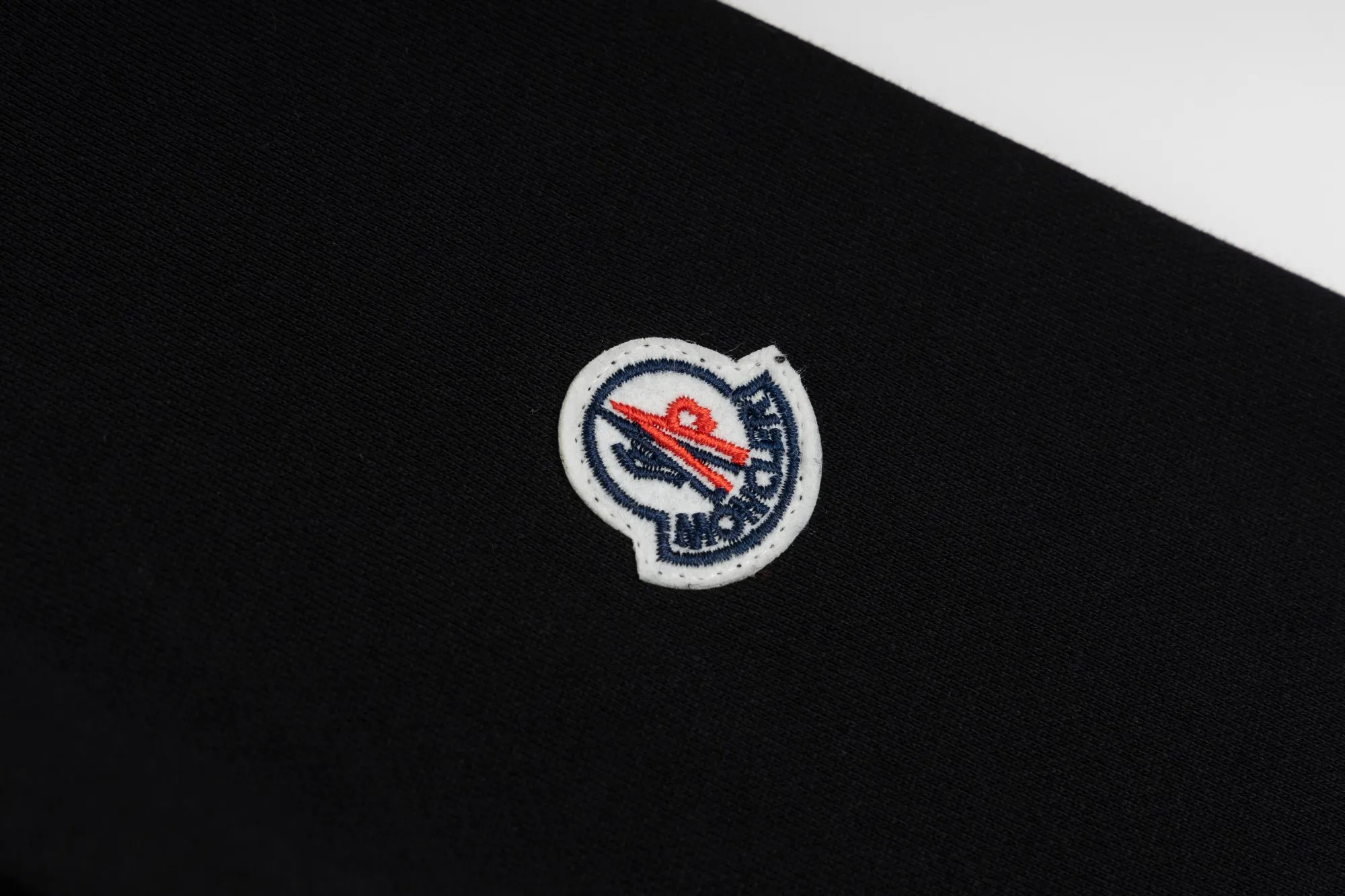 P220 model number SL213 MONCLER masked flocked letter small label round neck sweatshirt, black and hidden two colors, the fabric is made of 400g terry, high weight 95 cotton 5 hydrogen fiber 1×1 double yarn, it will not deform after washing for a lifetime, the same style for men and women, the official website details are the same, full set of packaging, complete three labels, moisture-proof paper, different market currency, feel free to compare OS version, can wear up to 220 pounds without pressure, the upper body is comfortable and stylish, color: black, hidden Size: S-XL
