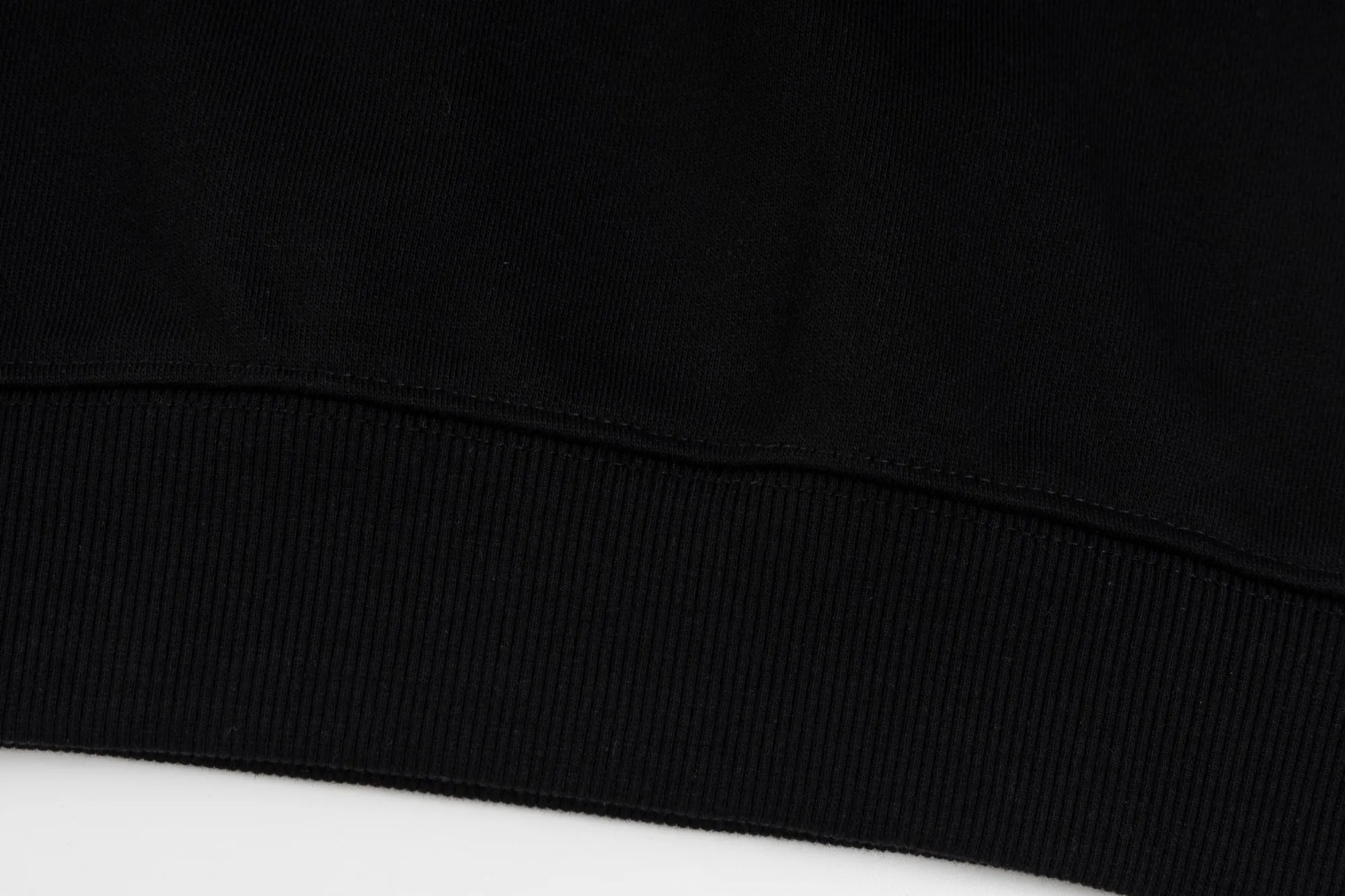 P220 model number SL213 MONCLER masked flocked letter small label round neck sweatshirt, black and hidden two colors, the fabric is made of 400g terry, high weight 95 cotton 5 hydrogen fiber 1×1 double yarn, it will not deform after washing for a lifetime, the same style for men and women, the official website details are the same, full set of packaging, complete three labels, moisture-proof paper, different market currency, feel free to compare OS version, can wear up to 220 pounds without pressure, the upper body is comfortable and stylish, color: black, hidden Size: S-XL