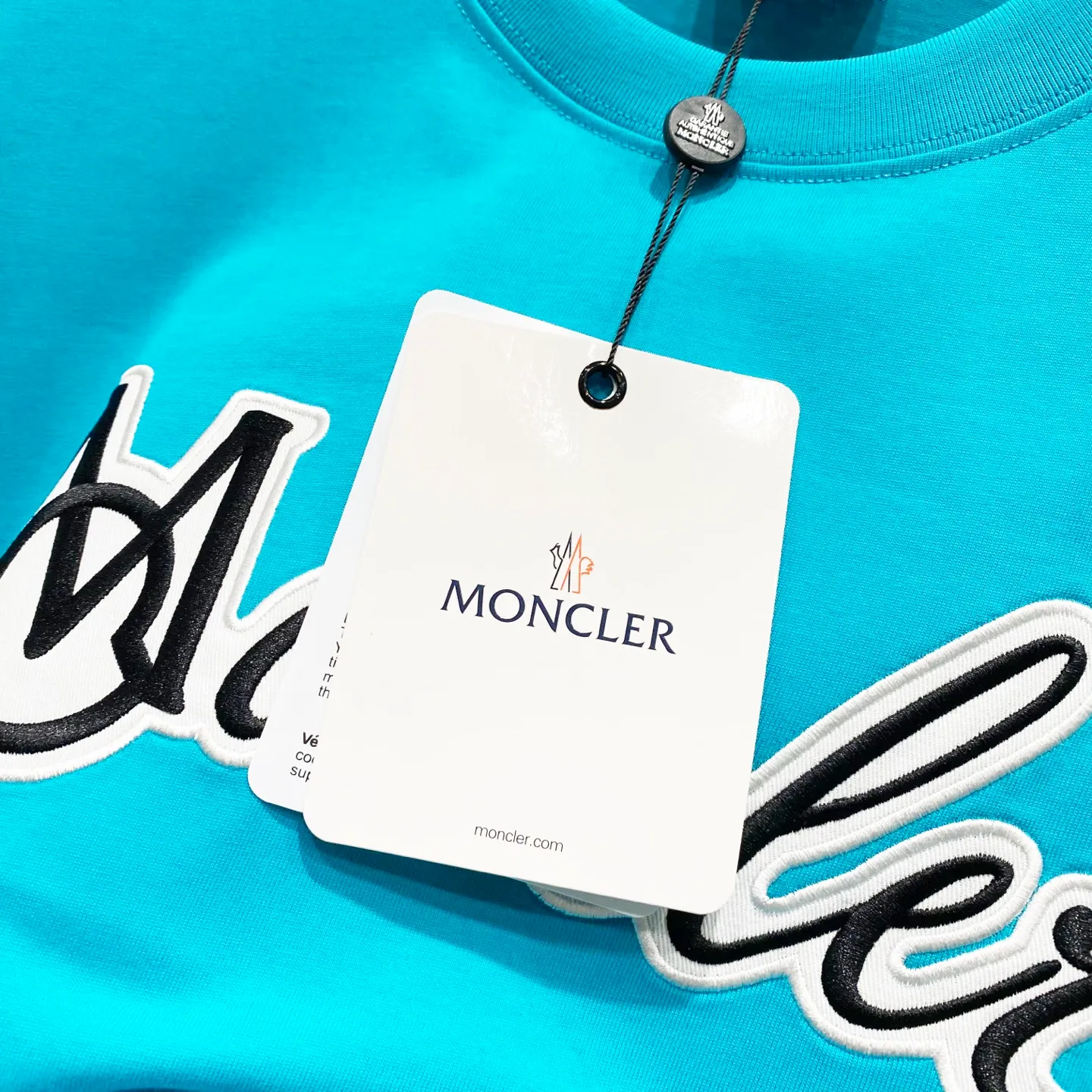 P150 MONCLER/Muzzled 260g round neck short-sleeved T-shirt, brand patch embroidery🪡letter LOGO seal logo, official synchronization, high version, high quality, fashionable personality, versatile trend, pure original quality, original fabric, tag, collar label, washed wheat, complete three labels, color: black, apricot, blue. Size: XS-L