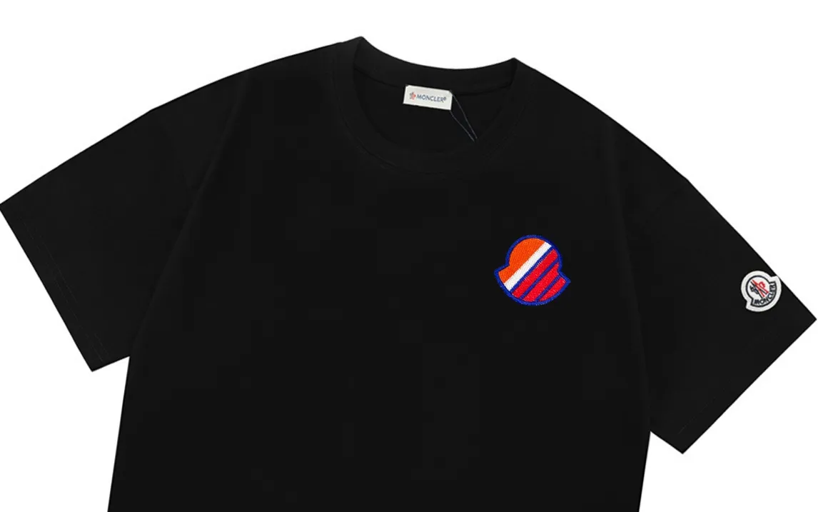 P150 Moncler 2026 early spring new style Imported high-density embroidered badge logo Customized small armband Same style for men and women Short-sleeved T-shirt ·Customized 300g 100% double yarn pure cotton fabric ·Dyeing 32 counts double-strand thread ·Collar label, hangtag, main mark and three labels complete Color: black Size: XS S M L