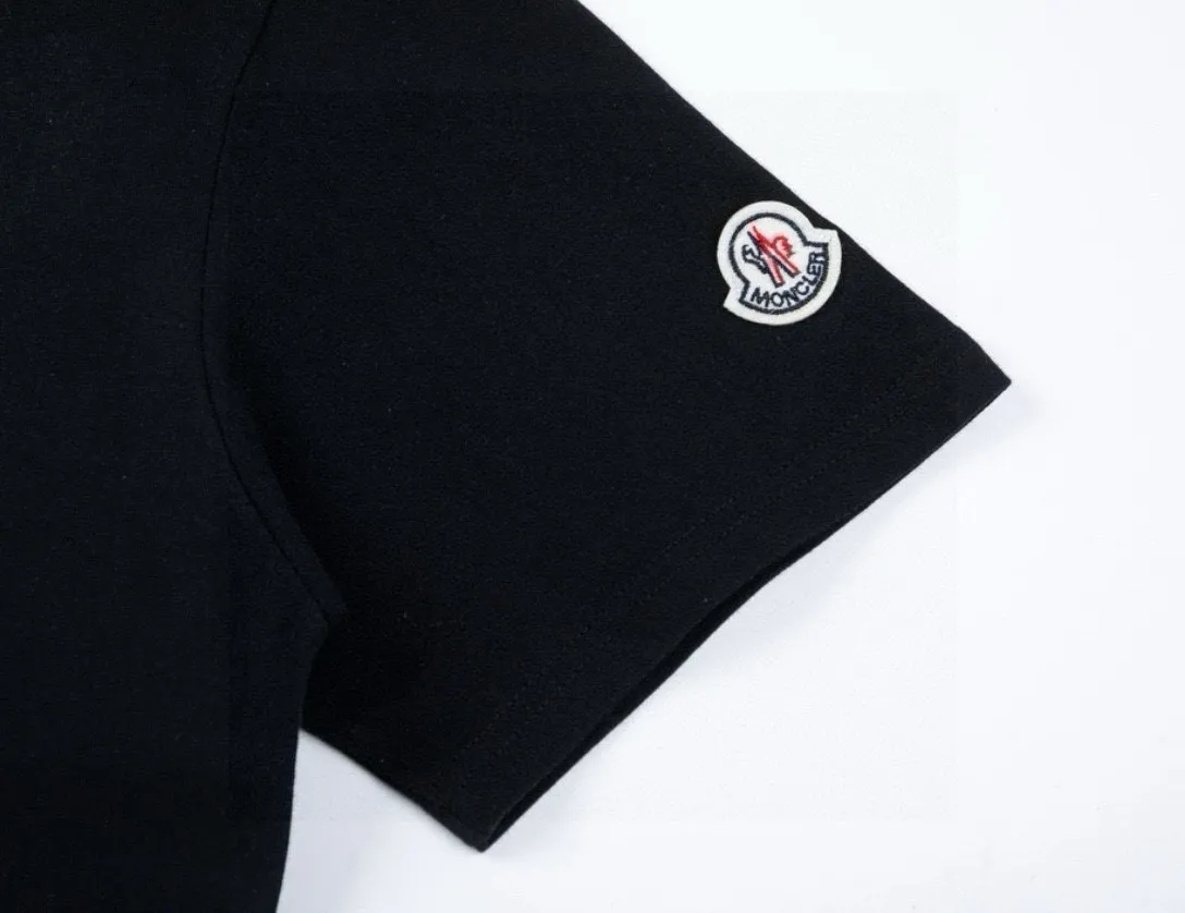 P150 Moncler 2026 early spring new style Imported high-density embroidered badge logo Customized small armband Same style for men and women Short-sleeved T-shirt ·Customized 300g 100% double yarn pure cotton fabric ·Dyeing 32 counts double-strand thread ·Collar label, hangtag, main mark and three labels complete Color: black Size: XS S M L