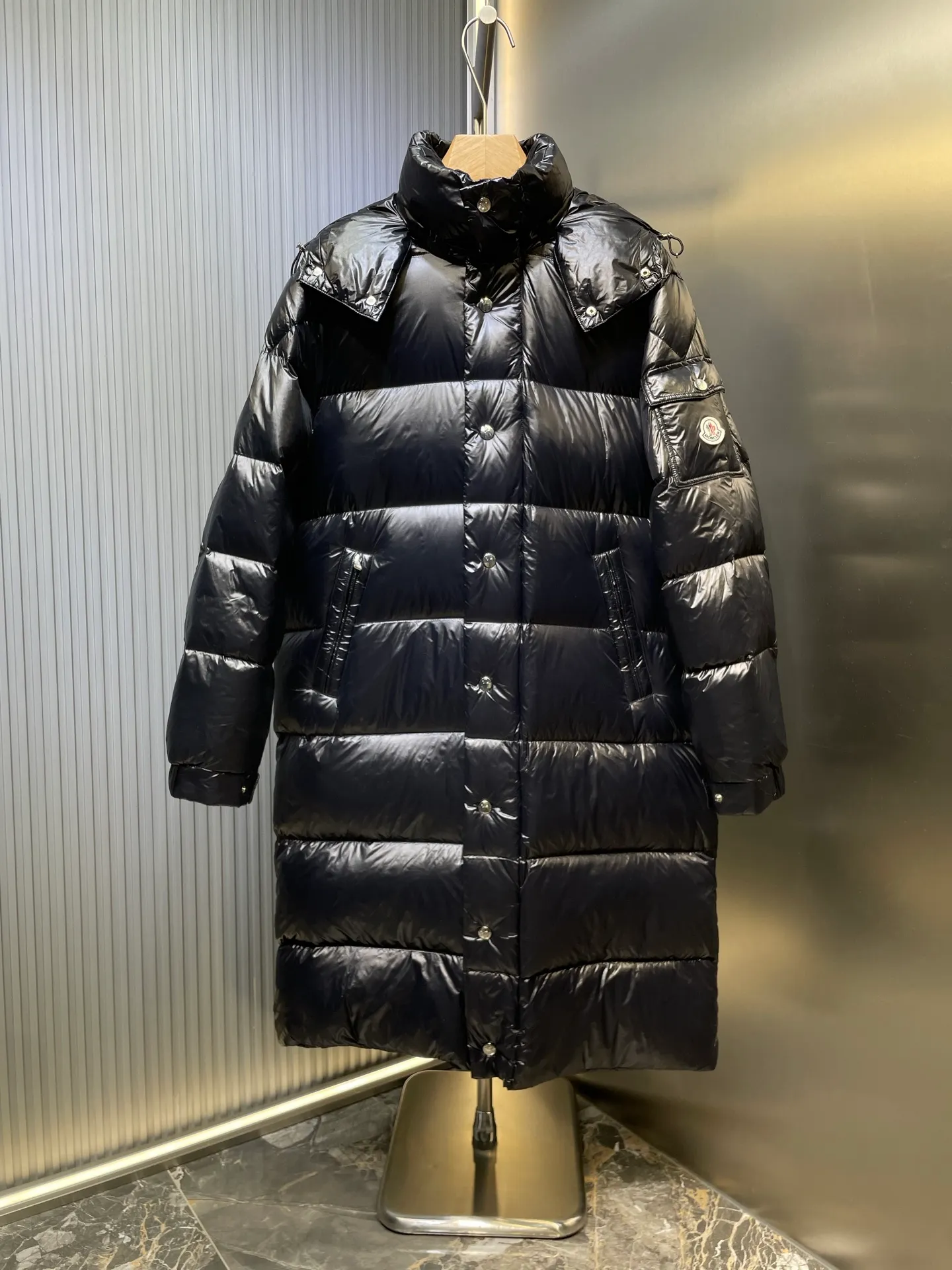 P1300 moncler 🌟Extra-grade down jacket Cavettaz long women's. A walking down quilt. Kills all low-end duck down shriveled versions. High-end exclusive. Dedicated to high-demand fairies with obsessive-compulsive disorder. Cavettaz women's long down is made of iconic lon laqué fabric and is designed to cope with various environments. Cavettaz features classic shapes and checkered quilting for a simple yet sharp aesthetic. This long piece is made from lon laqué fabric, giving it the instantly recognizable signature of the brand.  size: 012345