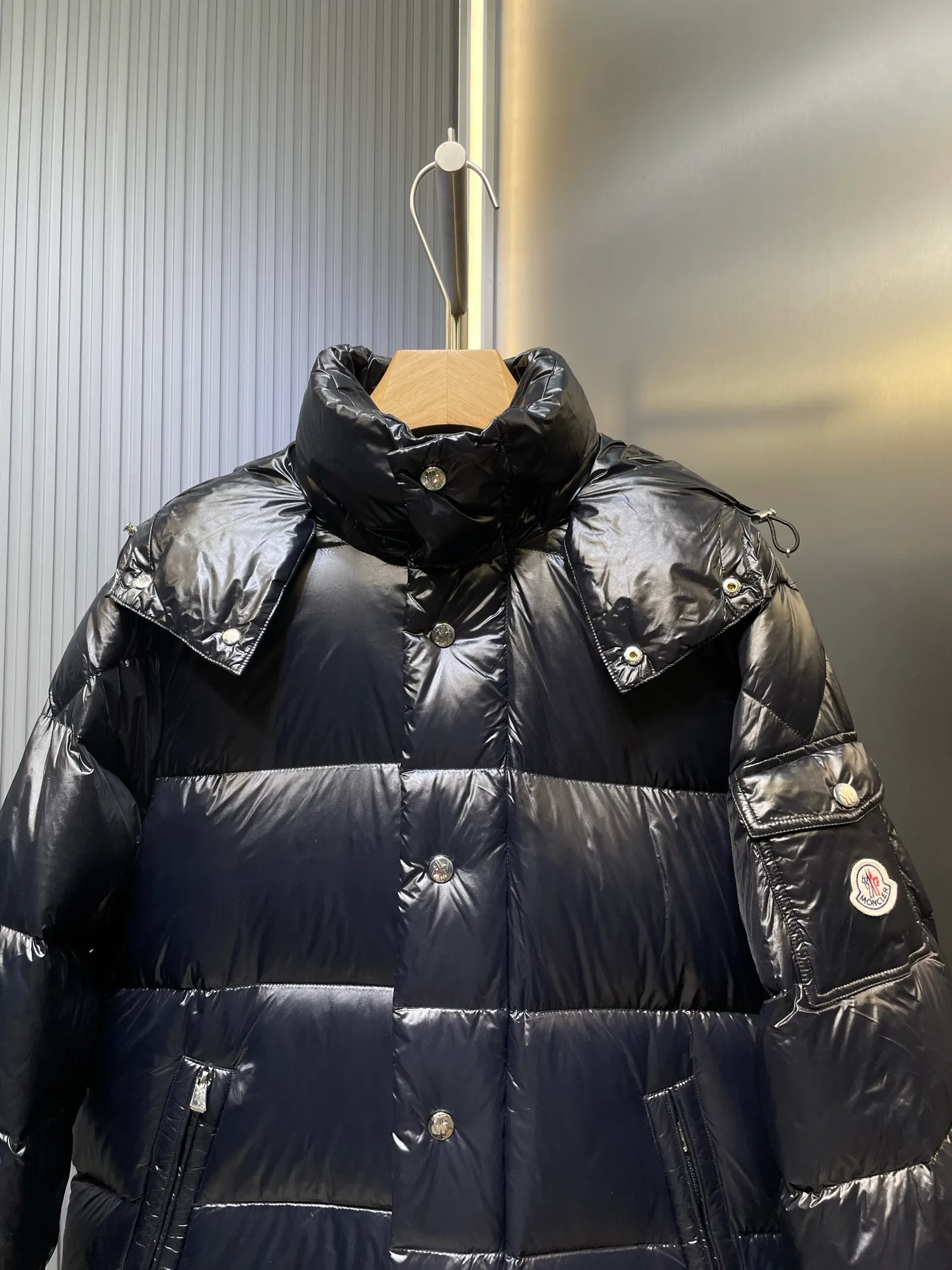 P1300 moncler 🌟Extra-grade down jacket Cavettaz long women's. A walking down quilt. Kills all low-end duck down shriveled versions. High-end exclusive. Dedicated to high-demand fairies with obsessive-compulsive disorder. Cavettaz women's long down is made of iconic lon laqué fabric and is designed to cope with various environments. Cavettaz features classic shapes and checkered quilting for a simple yet sharp aesthetic. This long piece is made from lon laqué fabric, giving it the instantly recognizable signature of the brand.  size: 012345