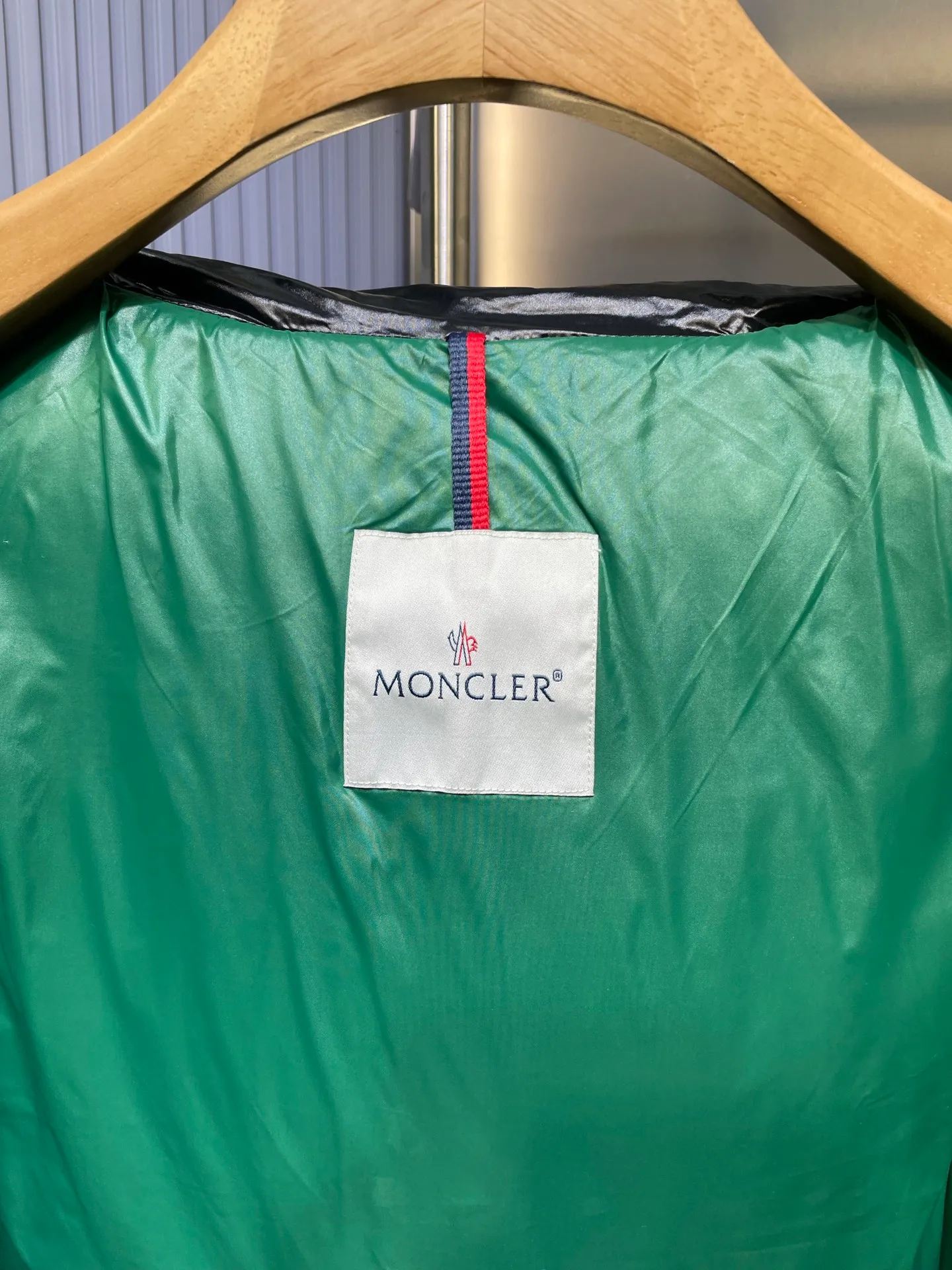 P1300 moncler 🌟Extra-grade down jacket Cavettaz long women's. A walking down quilt. Kills all low-end duck down shriveled versions. High-end exclusive. Dedicated to high-demand fairies with obsessive-compulsive disorder. Cavettaz women's long down is made of iconic lon laqué fabric and is designed to cope with various environments. Cavettaz features classic shapes and checkered quilting for a simple yet sharp aesthetic. This long piece is made from lon laqué fabric, giving it the instantly recognizable signature of the brand.  size: 012345