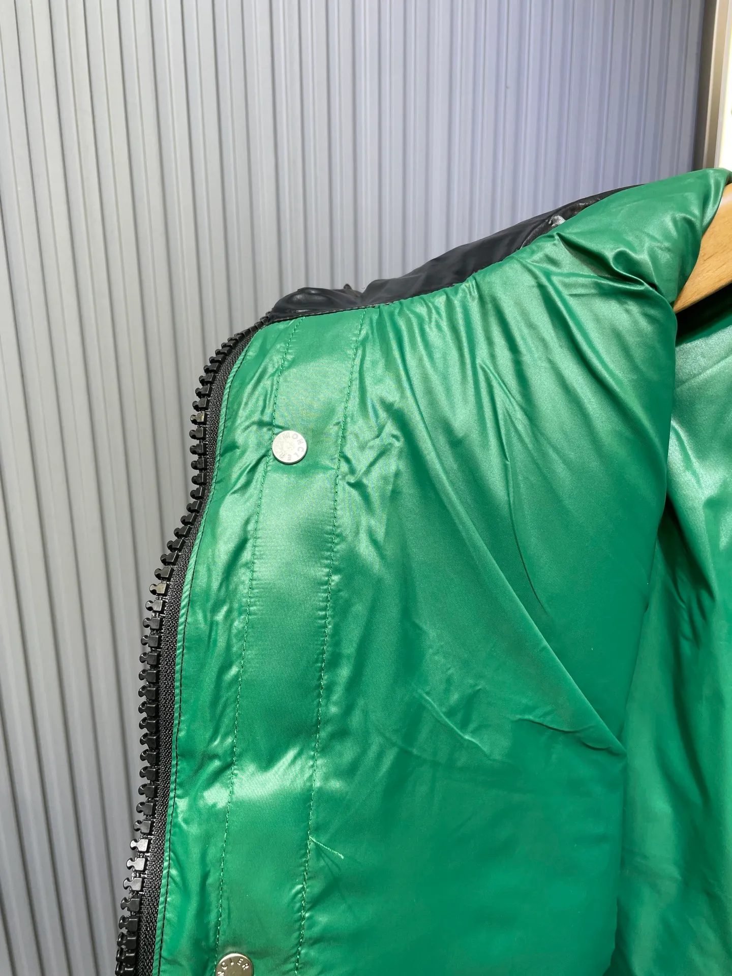 P1300 moncler 🌟Extra-grade down jacket Cavettaz long women's. A walking down quilt. Kills all low-end duck down shriveled versions. High-end exclusive. Dedicated to high-demand fairies with obsessive-compulsive disorder. Cavettaz women's long down is made of iconic lon laqué fabric and is designed to cope with various environments. Cavettaz features classic shapes and checkered quilting for a simple yet sharp aesthetic. This long piece is made from lon laqué fabric, giving it the instantly recognizable signature of the brand.  size: 012345