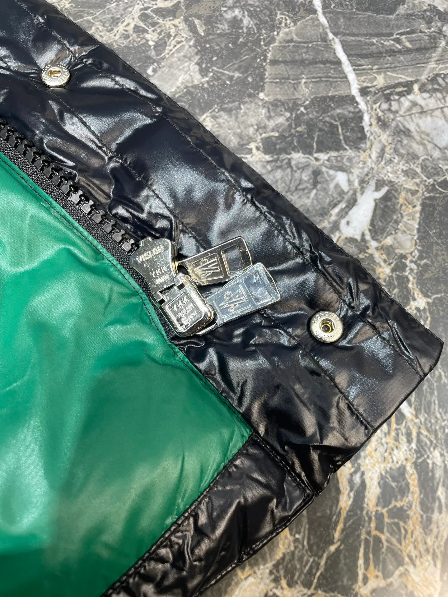 P1300 moncler 🌟Extra-grade down jacket Cavettaz long women's. A walking down quilt. Kills all low-end duck down shriveled versions. High-end exclusive. Dedicated to high-demand fairies with obsessive-compulsive disorder. Cavettaz women's long down is made of iconic lon laqué fabric and is designed to cope with various environments. Cavettaz features classic shapes and checkered quilting for a simple yet sharp aesthetic. This long piece is made from lon laqué fabric, giving it the instantly recognizable signature of the brand.  size: 012345