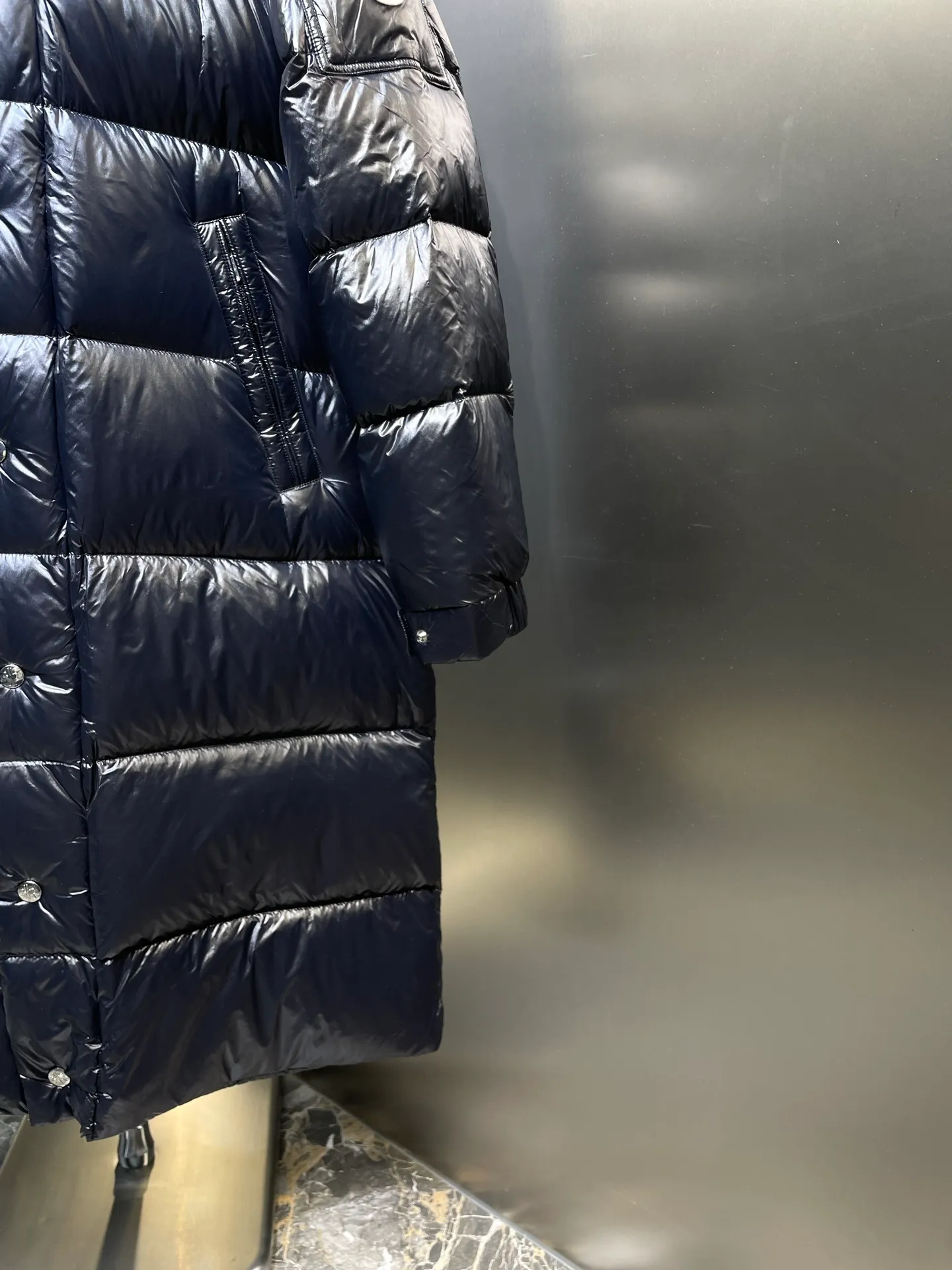 P1300 moncler 🌟Extra-grade down jacket Cavettaz long women's. A walking down quilt. Kills all low-end duck down shriveled versions. High-end exclusive. Dedicated to high-demand fairies with obsessive-compulsive disorder. Cavettaz women's long down is made of iconic lon laqué fabric and is designed to cope with various environments. Cavettaz features classic shapes and checkered quilting for a simple yet sharp aesthetic. This long piece is made from lon laqué fabric, giving it the instantly recognizable signature of the brand.  size: 012345