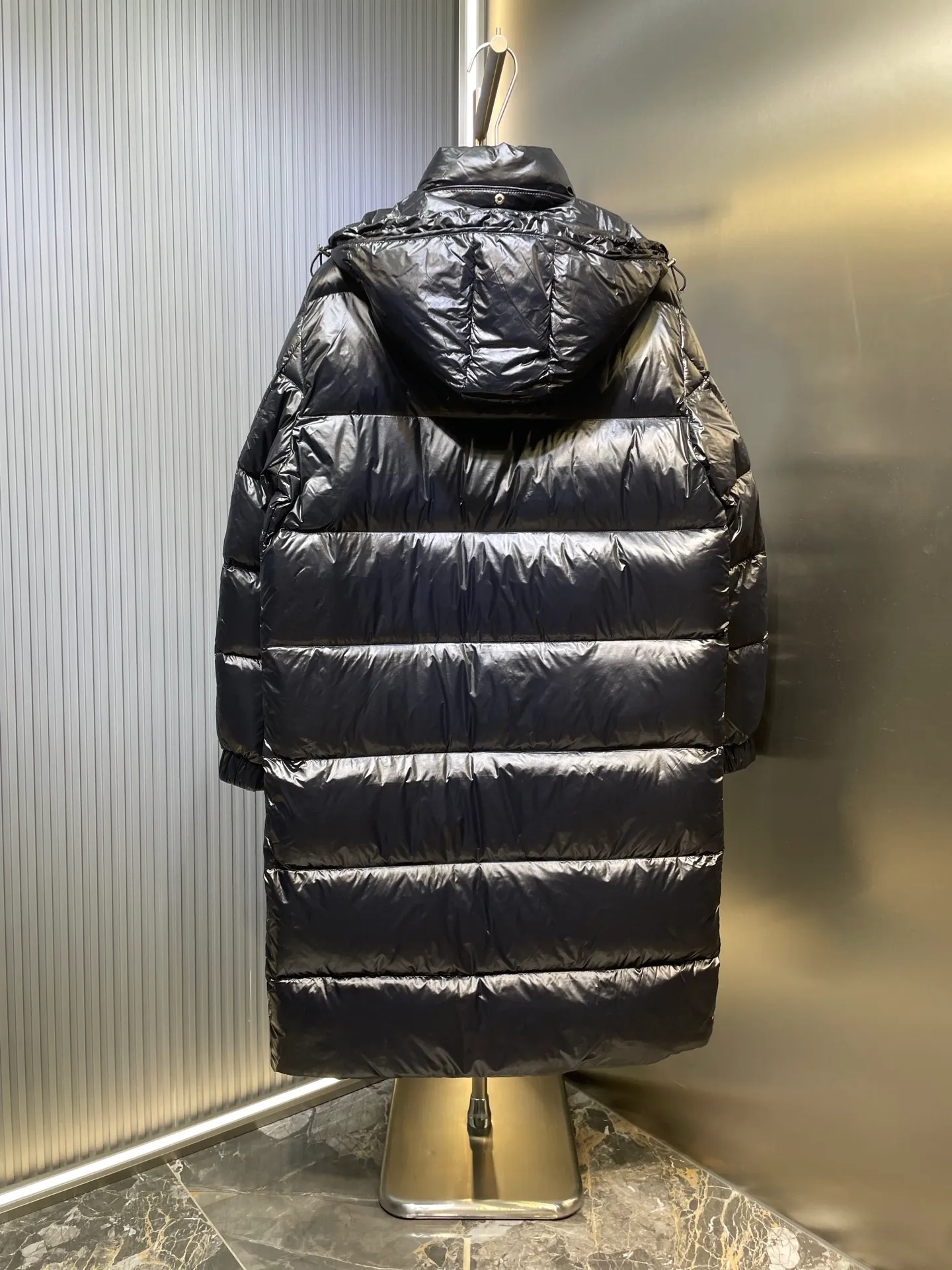 P1300 moncler 🌟Extra-grade down jacket Cavettaz long women's. A walking down quilt. Kills all low-end duck down shriveled versions. High-end exclusive. Dedicated to high-demand fairies with obsessive-compulsive disorder. Cavettaz women's long down is made of iconic lon laqué fabric and is designed to cope with various environments. Cavettaz features classic shapes and checkered quilting for a simple yet sharp aesthetic. This long piece is made from lon laqué fabric, giving it the instantly recognizable signature of the brand.  size: 012345