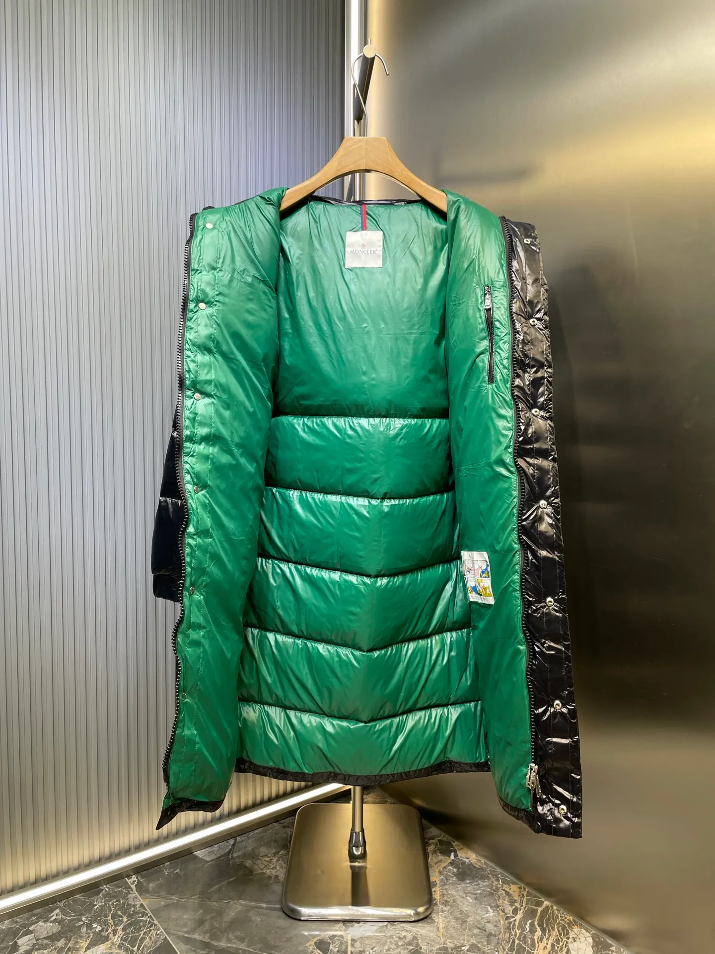 P1300 moncler 🌟Extra-grade down jacket Cavettaz long women's. A walking down quilt. Kills all low-end duck down shriveled versions. High-end exclusive. Dedicated to high-demand fairies with obsessive-compulsive disorder. Cavettaz women's long down is made of iconic lon laqué fabric and is designed to cope with various environments. Cavettaz features classic shapes and checkered quilting for a simple yet sharp aesthetic. This long piece is made from lon laqué fabric, giving it the instantly recognizable signature of the brand.  size: 012345