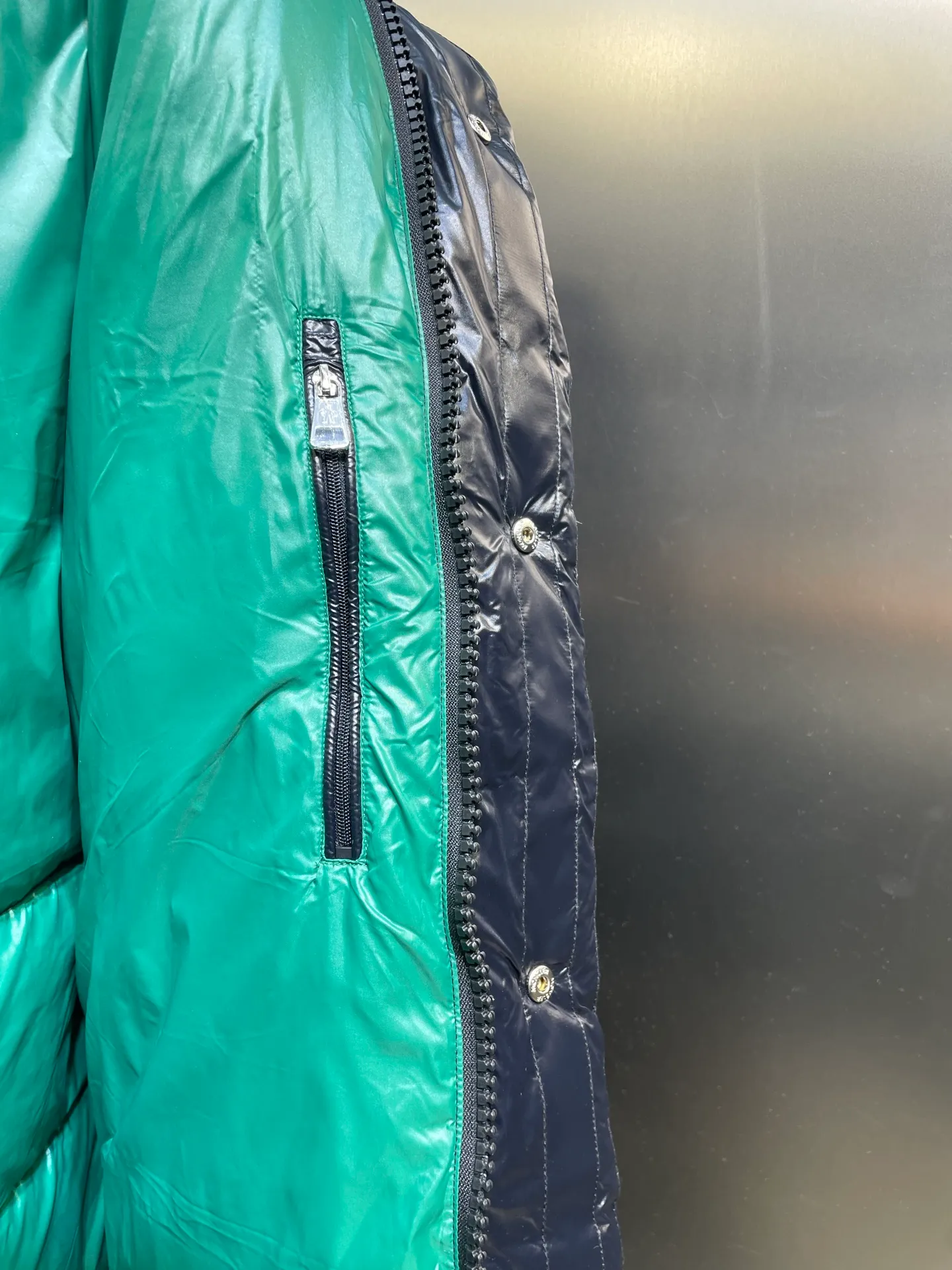 P1300 moncler 🌟Extra-grade down jacket Cavettaz long women's. A walking down quilt. Kills all low-end duck down shriveled versions. High-end exclusive. Dedicated to high-demand fairies with obsessive-compulsive disorder. Cavettaz women's long down is made of iconic lon laqué fabric and is designed to cope with various environments. Cavettaz features classic shapes and checkered quilting for a simple yet sharp aesthetic. This long piece is made from lon laqué fabric, giving it the instantly recognizable signature of the brand.  size: 012345