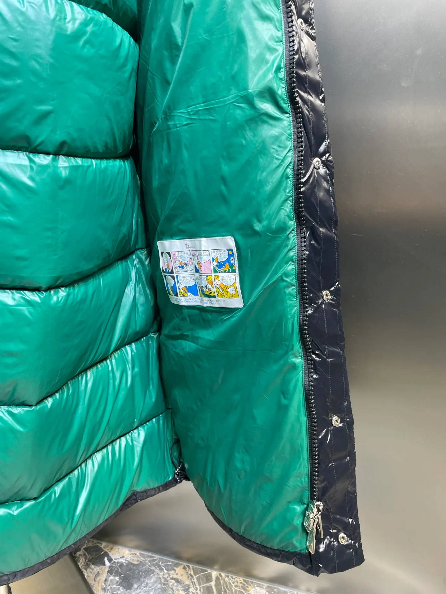 P1300 moncler 🌟Extra-grade down jacket Cavettaz long women's. A walking down quilt. Kills all low-end duck down shriveled versions. High-end exclusive. Dedicated to high-demand fairies with obsessive-compulsive disorder. Cavettaz women's long down is made of iconic lon laqué fabric and is designed to cope with various environments. Cavettaz features classic shapes and checkered quilting for a simple yet sharp aesthetic. This long piece is made from lon laqué fabric, giving it the instantly recognizable signature of the brand.  size: 012345