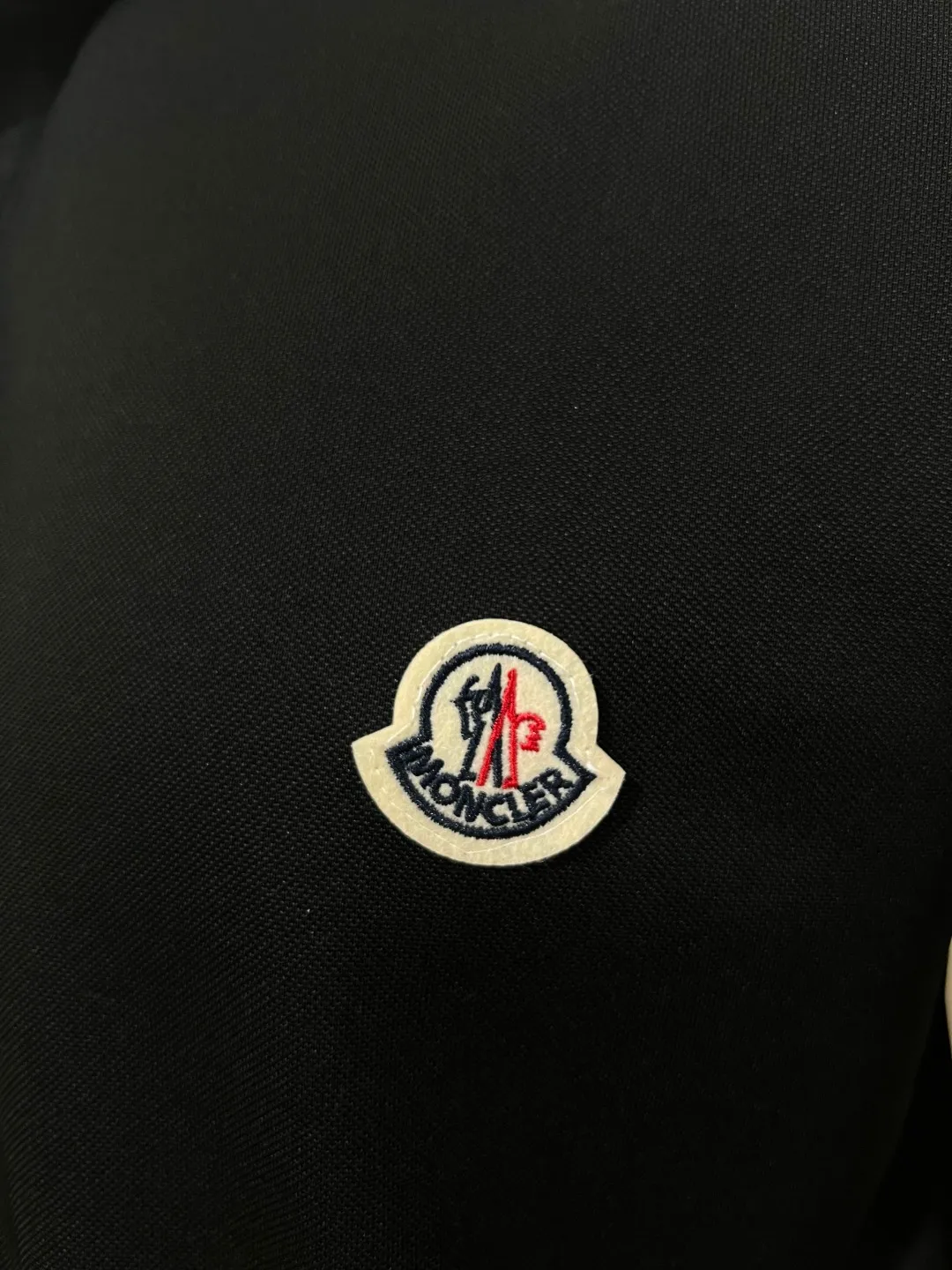 P150 MONCLER Men's Men's Men's Mouthless Polo Short Sleeve T-shirt, the most classic evergreen small label design. The MONCLER letter small label on the chest is classic and durable, and the texture is skin-friendly and comfortable. It has three labels and is suitable for both business and leisure. It is breathable and dry, with 3D three-dimensional tailoring technology and three-dimensional upper body. Polo shirts have almost become a must-have item for everyone this season! If you wear it right! It will highlight your figure! Sexy and handsome! Every move and every move is full of charm! Color: black white, size: XS-2XL