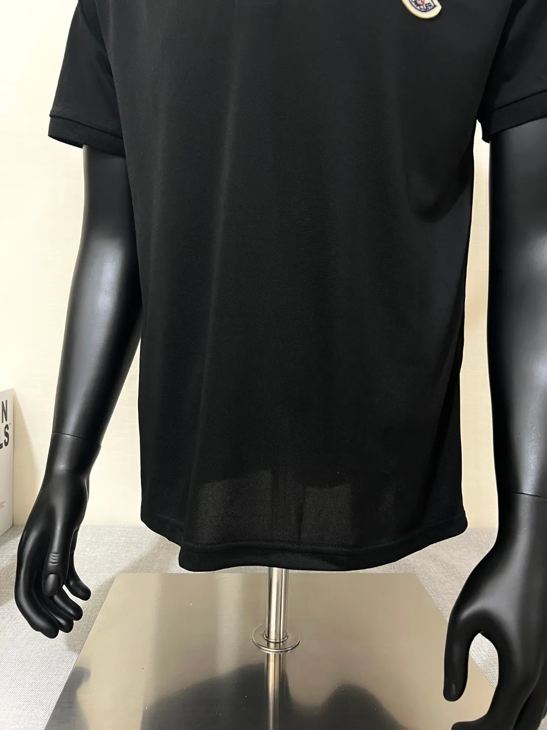 P150 MONCLER Men's Men's Men's Mouthless Polo Short Sleeve T-shirt, the most classic evergreen small label design. The MONCLER letter small label on the chest is classic and durable, and the texture is skin-friendly and comfortable. It has three labels and is suitable for both business and leisure. It is breathable and dry, with 3D three-dimensional tailoring technology and three-dimensional upper body. Polo shirts have almost become a must-have item for everyone this season! If you wear it right! It will highlight your figure! Sexy and handsome! Every move and every move is full of charm! Color: black white, size: XS-2XL