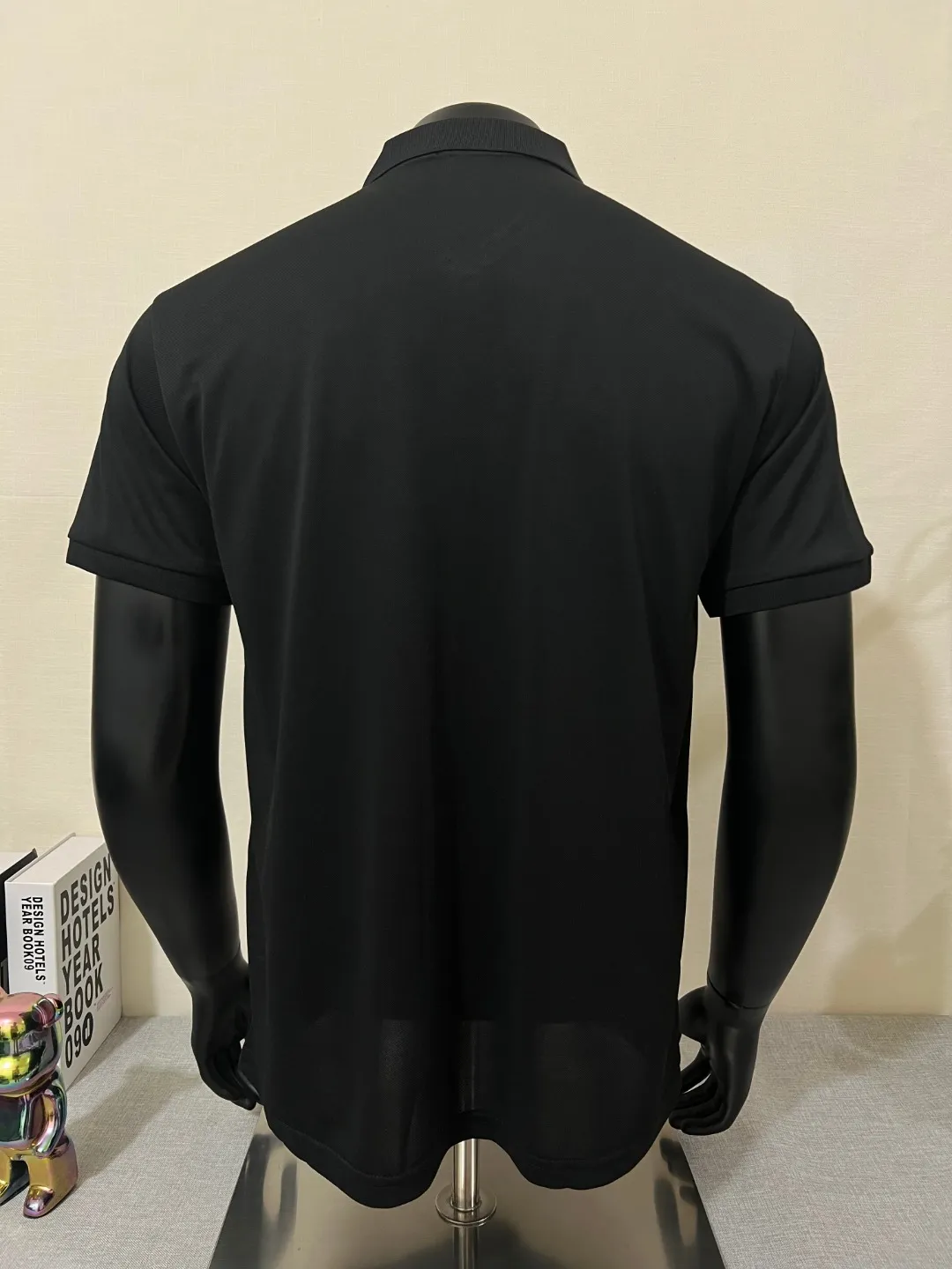 P150 MONCLER Men's Men's Men's Mouthless Polo Short Sleeve T-shirt, the most classic evergreen small label design. The MONCLER letter small label on the chest is classic and durable, and the texture is skin-friendly and comfortable. It has three labels and is suitable for both business and leisure. It is breathable and dry, with 3D three-dimensional tailoring technology and three-dimensional upper body. Polo shirts have almost become a must-have item for everyone this season! If you wear it right! It will highlight your figure! Sexy and handsome! Every move and every move is full of charm! Color: black white, size: XS-2XL