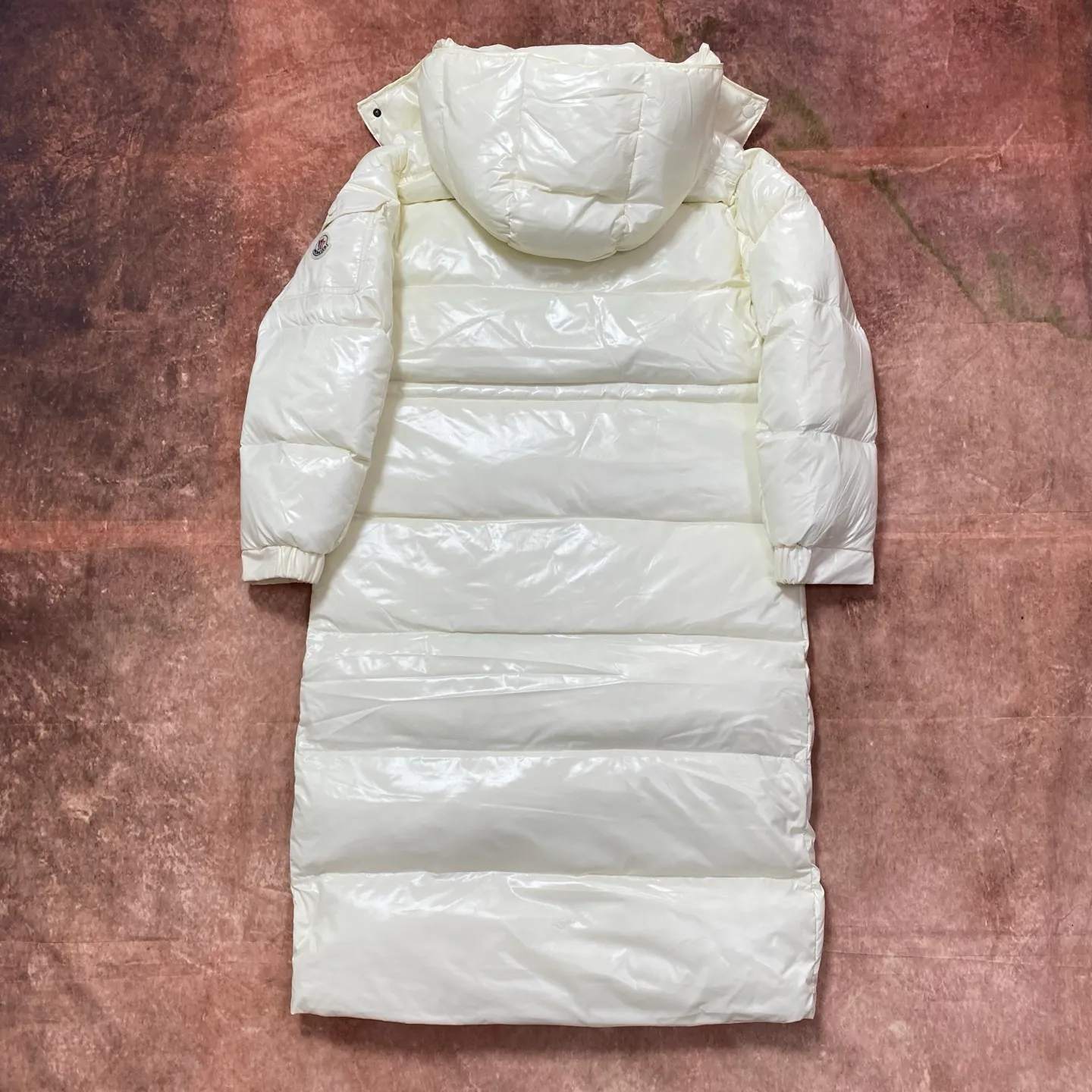 P920 Moncler's new winter women's long hood is on sale at the same time🛒 Cavettaz long down adheres to the series' crisp graphic aesthetic. It has square and rectangular quilting. It is made of lacquered nylon to highlight the brand's continuous efforts to reduce environmental impact. The filling capacity is more than 400g. Thick and high fluffiness. Color: Black White Code Number: 1234