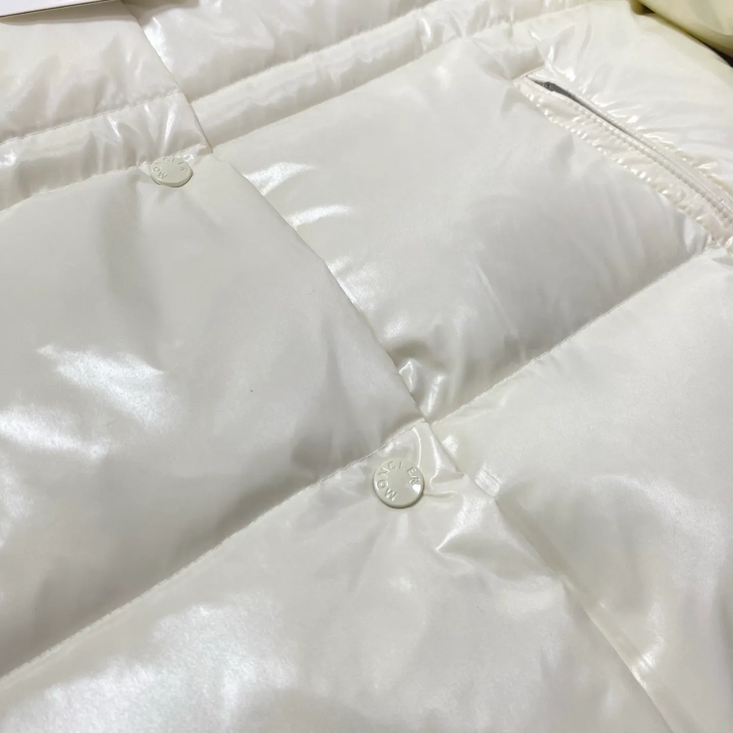 P920 Moncler's new winter women's long hood is on sale at the same time🛒 Cavettaz long down adheres to the series' crisp graphic aesthetic. It has square and rectangular quilting. It is made of lacquered nylon to highlight the brand's continuous efforts to reduce environmental impact. The filling capacity is more than 400g. Thick and high fluffiness. Color: Black White Code Number: 1234
