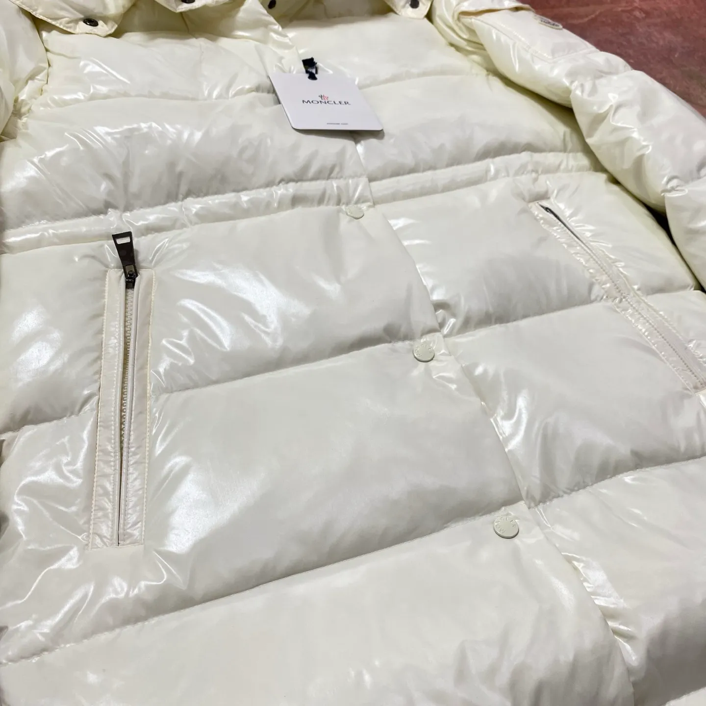 P920 Moncler's new winter women's long hood is on sale at the same time🛒 Cavettaz long down adheres to the series' crisp graphic aesthetic. It has square and rectangular quilting. It is made of lacquered nylon to highlight the brand's continuous efforts to reduce environmental impact. The filling capacity is more than 400g. Thick and high fluffiness. Color: Black White Code Number: 1234