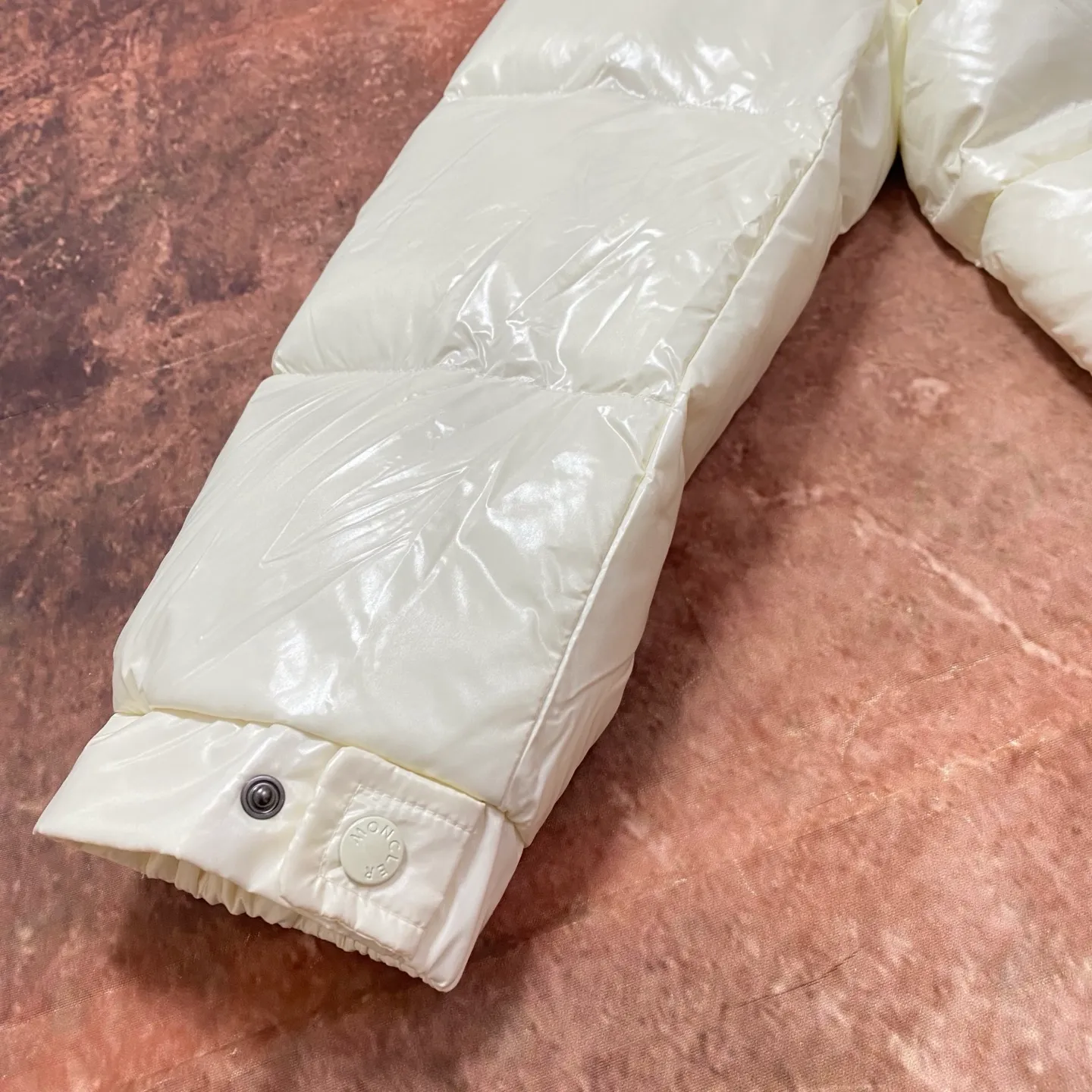 P920 Moncler's new winter women's long hood is on sale at the same time🛒 Cavettaz long down adheres to the series' crisp graphic aesthetic. It has square and rectangular quilting. It is made of lacquered nylon to highlight the brand's continuous efforts to reduce environmental impact. The filling capacity is more than 400g. Thick and high fluffiness. Color: Black White Code Number: 1234