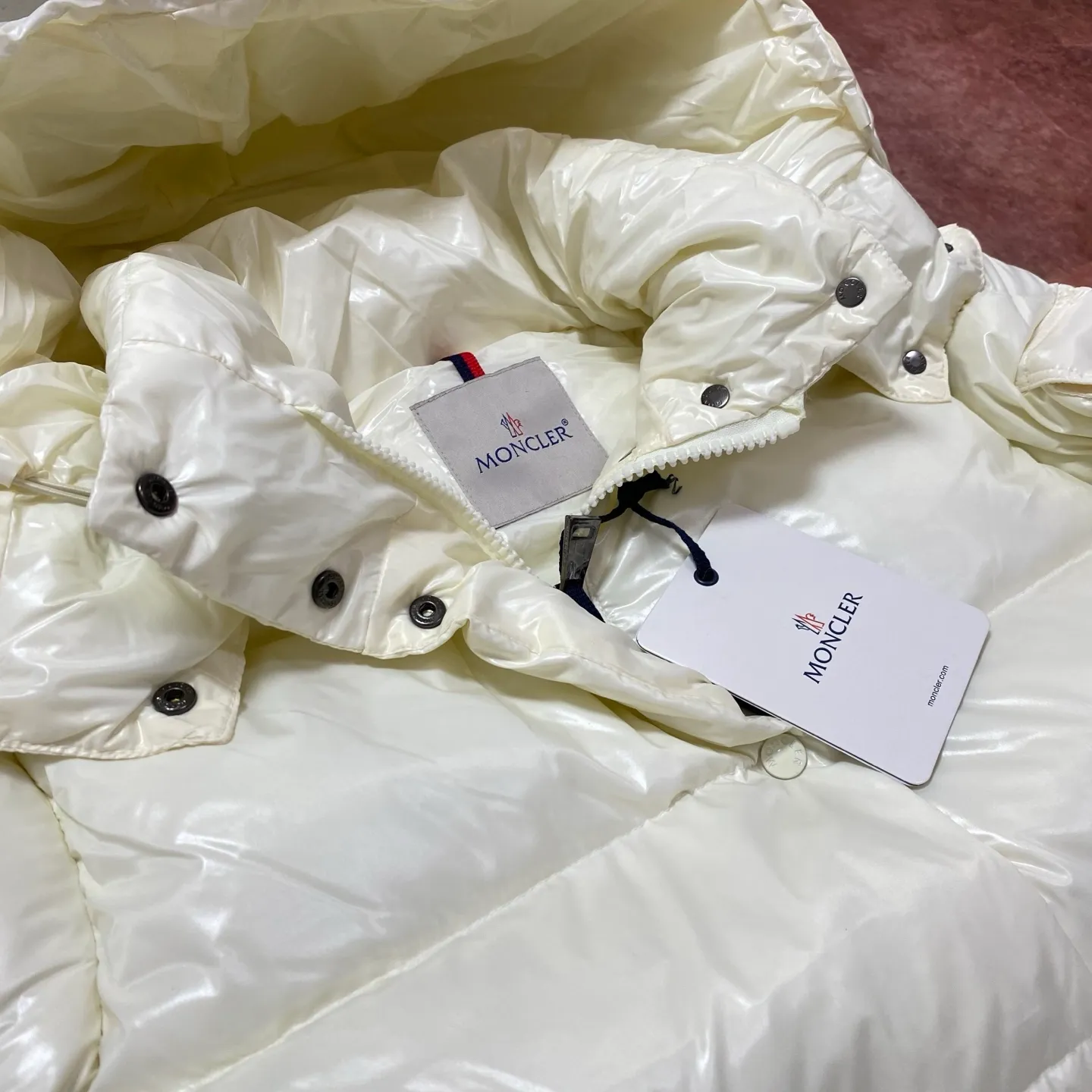 P920 Moncler's new winter women's long hood is on sale at the same time🛒 Cavettaz long down adheres to the series' crisp graphic aesthetic. It has square and rectangular quilting. It is made of lacquered nylon to highlight the brand's continuous efforts to reduce environmental impact. The filling capacity is more than 400g. Thick and high fluffiness. Color: Black White Code Number: 1234