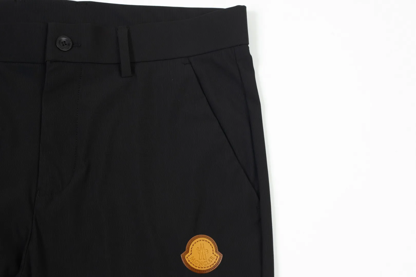 P250 Moncler spring and summer new model, two-color high-quality thin business casual fashionable ice silk trousers. Smooth, comfortable, anti-wrinkle and traceless good trousers. 🗯Soft texture, slightly elastic to the touch, cool ice silk trousers. Waist elastic band, fashionable version design. 🗯 Neat and neat line routing, suitable for both business and leisure! It can be easily controlled by all body types. Two classic colors are available. 🗯New summer product. Versatile and easy to match. The upper body is very simple, handsome and stylish. Both men and women can easily control it. Color: Black Gray Size: M-XXXL