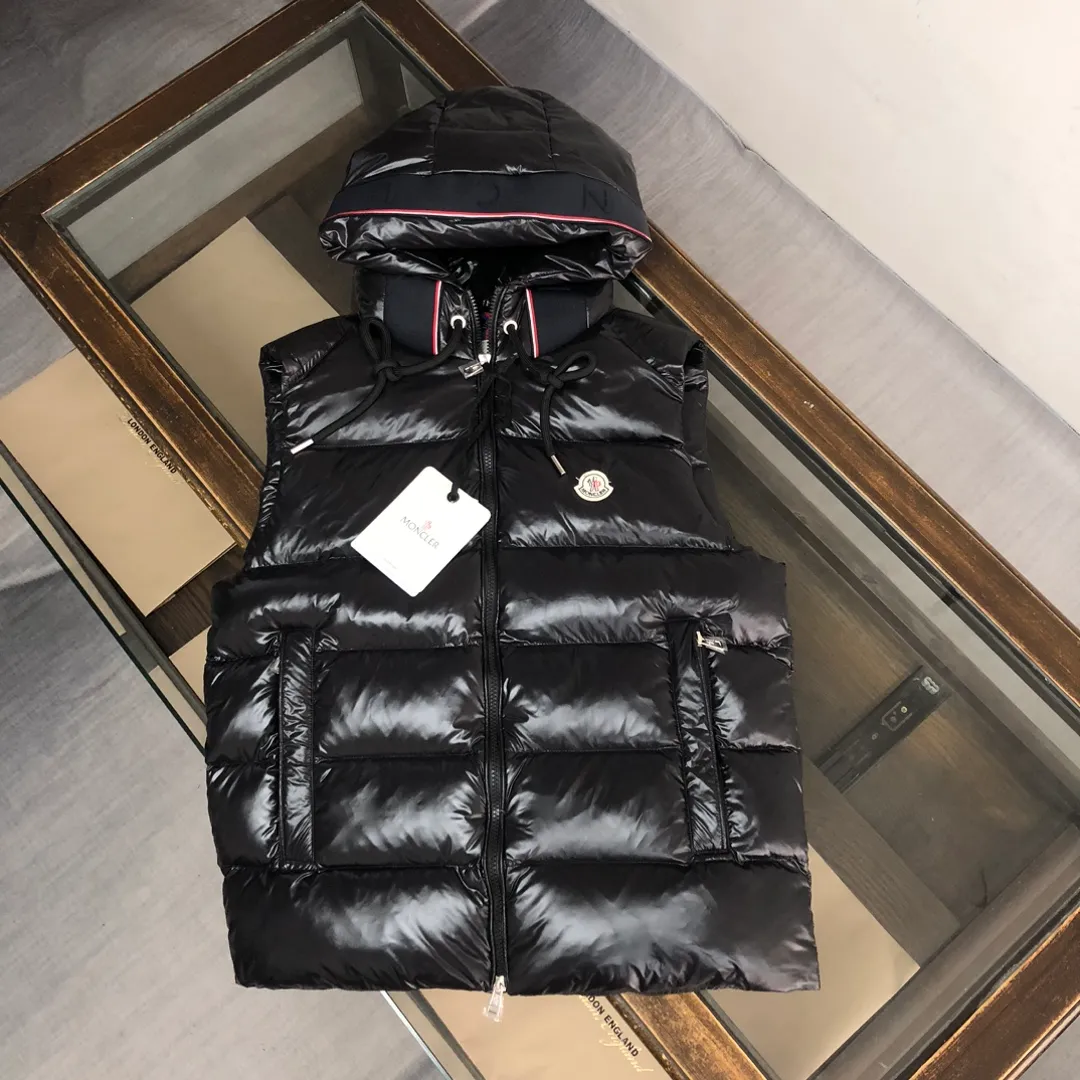 P720 Moncler 25 autumn and winter new style! Fashionable down vest! Down vest! New products are available at the counter at the same time ✨The 100% cotton fabric selected from customers has extremely superior waterproof and breathable properties, and the fabric feels very soft, smooth and shiny!  The inner filling is 90% white duck down, which has excellent fluffiness and resilience, and its cold-proof performance is unquestionable! Zipper pulls with customer-supplied brand letters engraved on them show off the aura of big brands everywhere, and they look good no matter how simple and elegant you wear them! Lightweight, convenient and warm, it can be paired with sweaters or sweatshirts! Fashionable and versatile 💫 Color: black white Size: 12345