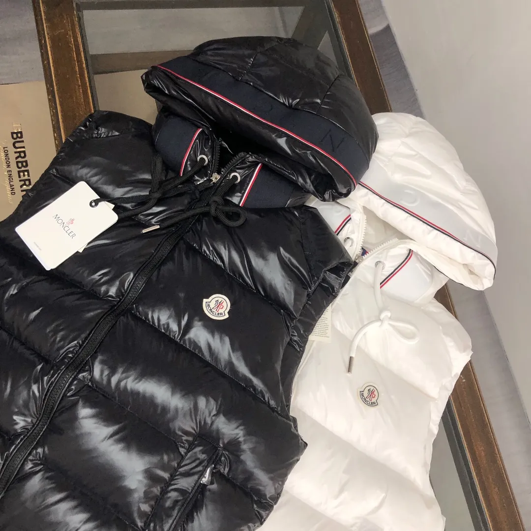 P720 Moncler 25 autumn and winter new style! Fashionable down vest! Down vest! New products are available at the counter at the same time ✨The 100% cotton fabric selected from customers has extremely superior waterproof and breathable properties, and the fabric feels very soft, smooth and shiny!  The inner filling is 90% white duck down, which has excellent fluffiness and resilience, and its cold-proof performance is unquestionable! Zipper pulls with customer-supplied brand letters engraved on them show off the aura of big brands everywhere, and they look good no matter how simple and elegant you wear them! Lightweight, convenient and warm, it can be paired with sweaters or sweatshirts! Fashionable and versatile 💫 Color: black white Size: 12345