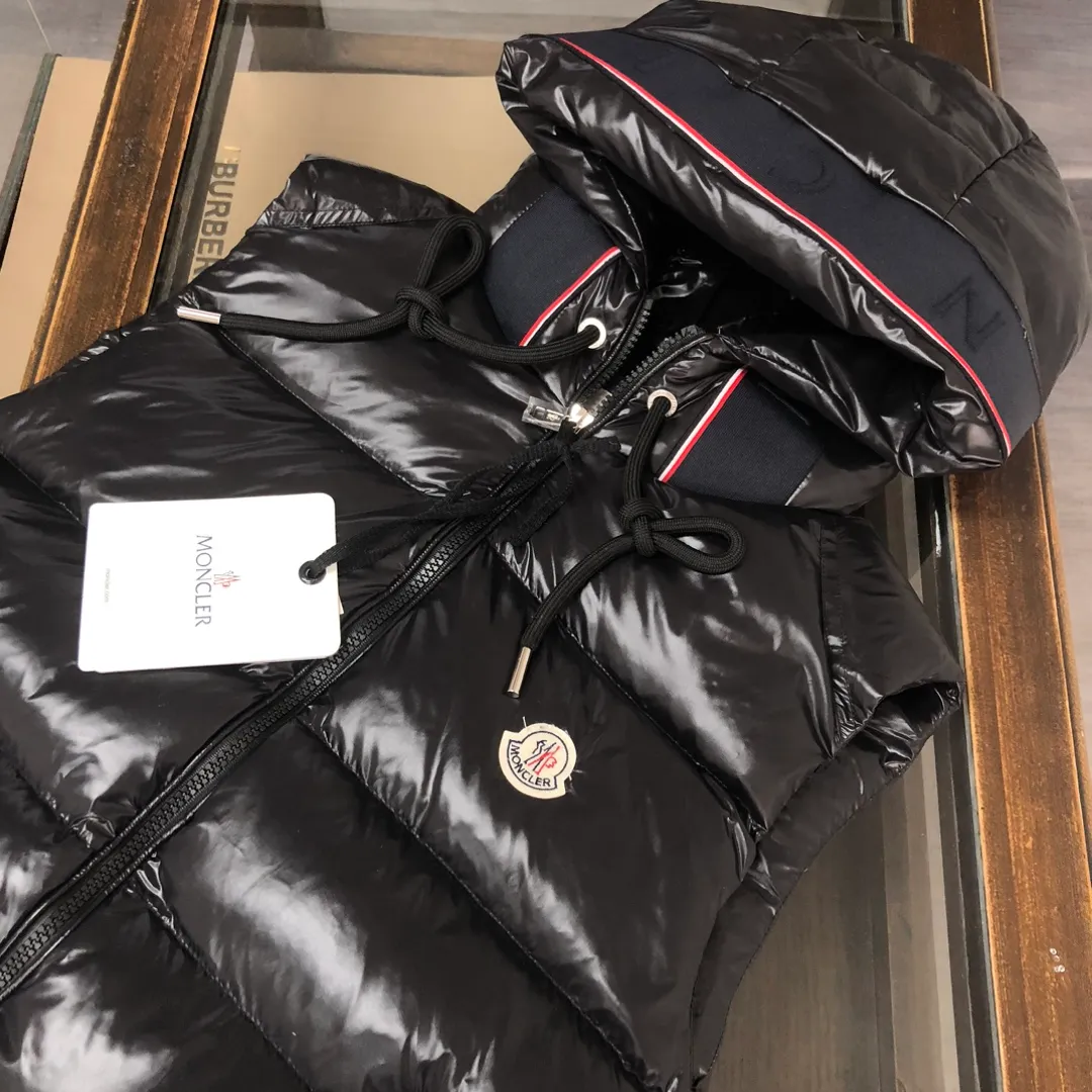 P720 Moncler 25 autumn and winter new style! Fashionable down vest! Down vest! New products are available at the counter at the same time ✨The 100% cotton fabric selected from customers has extremely superior waterproof and breathable properties, and the fabric feels very soft, smooth and shiny!  The inner filling is 90% white duck down, which has excellent fluffiness and resilience, and its cold-proof performance is unquestionable! Zipper pulls with customer-supplied brand letters engraved on them show off the aura of big brands everywhere, and they look good no matter how simple and elegant you wear them! Lightweight, convenient and warm, it can be paired with sweaters or sweatshirts! Fashionable and versatile 💫 Color: black white Size: 12345