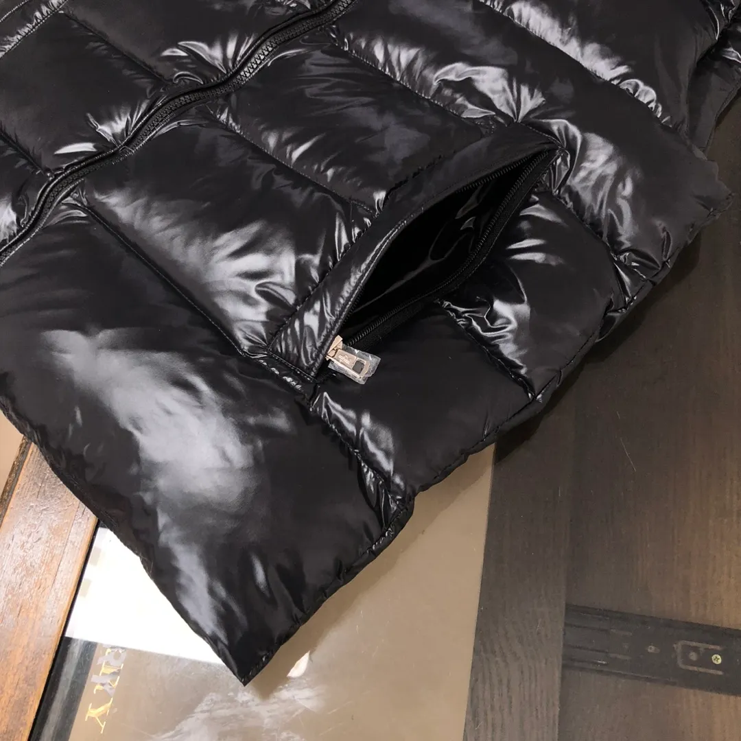 P720 Moncler 25 autumn and winter new style! Fashionable down vest! Down vest! New products are available at the counter at the same time ✨The 100% cotton fabric selected from customers has extremely superior waterproof and breathable properties, and the fabric feels very soft, smooth and shiny!  The inner filling is 90% white duck down, which has excellent fluffiness and resilience, and its cold-proof performance is unquestionable! Zipper pulls with customer-supplied brand letters engraved on them show off the aura of big brands everywhere, and they look good no matter how simple and elegant you wear them! Lightweight, convenient and warm, it can be paired with sweaters or sweatshirts! Fashionable and versatile 💫 Color: black white Size: 12345