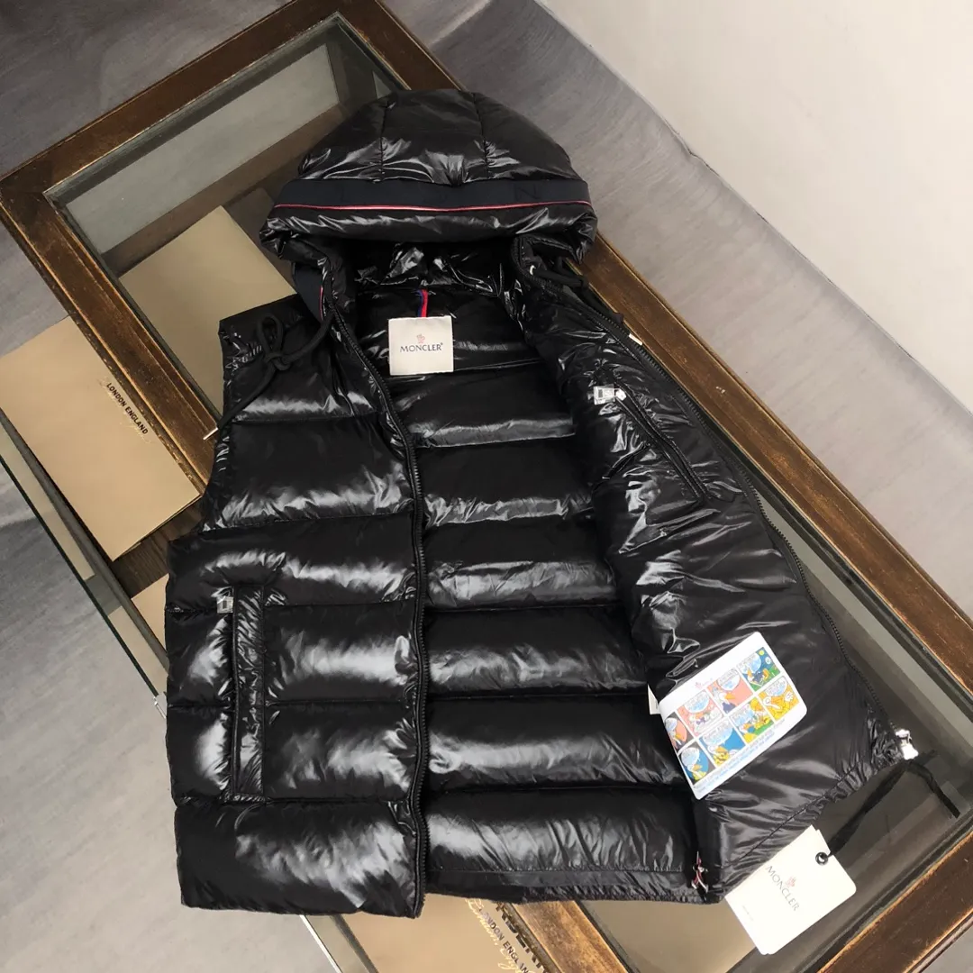 P720 Moncler 25 autumn and winter new style! Fashionable down vest! Down vest! New products are available at the counter at the same time ✨The 100% cotton fabric selected from customers has extremely superior waterproof and breathable properties, and the fabric feels very soft, smooth and shiny!  The inner filling is 90% white duck down, which has excellent fluffiness and resilience, and its cold-proof performance is unquestionable! Zipper pulls with customer-supplied brand letters engraved on them show off the aura of big brands everywhere, and they look good no matter how simple and elegant you wear them! Lightweight, convenient and warm, it can be paired with sweaters or sweatshirts! Fashionable and versatile 💫 Color: black white Size: 12345